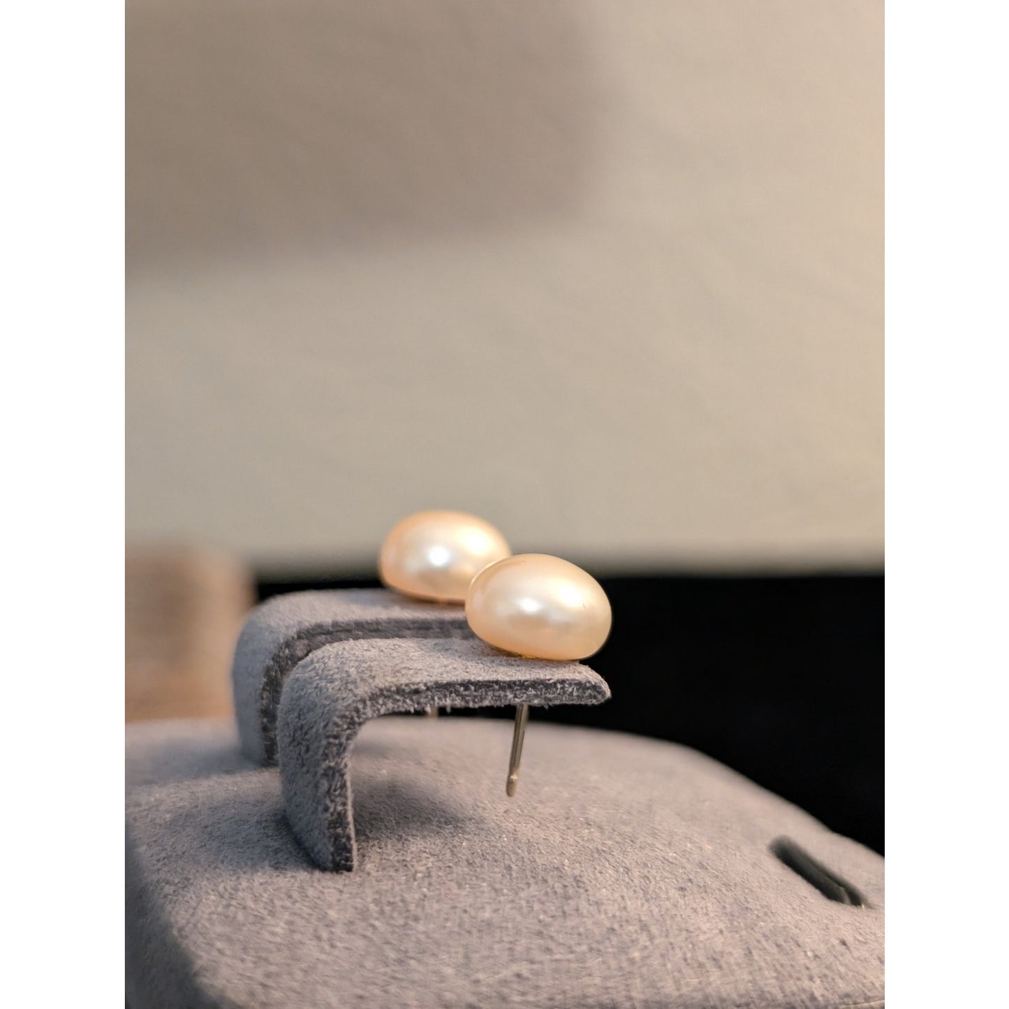 Marked PJS 14K Yellow Gold White Button Freshwater Cultured Pearl Post Earrings