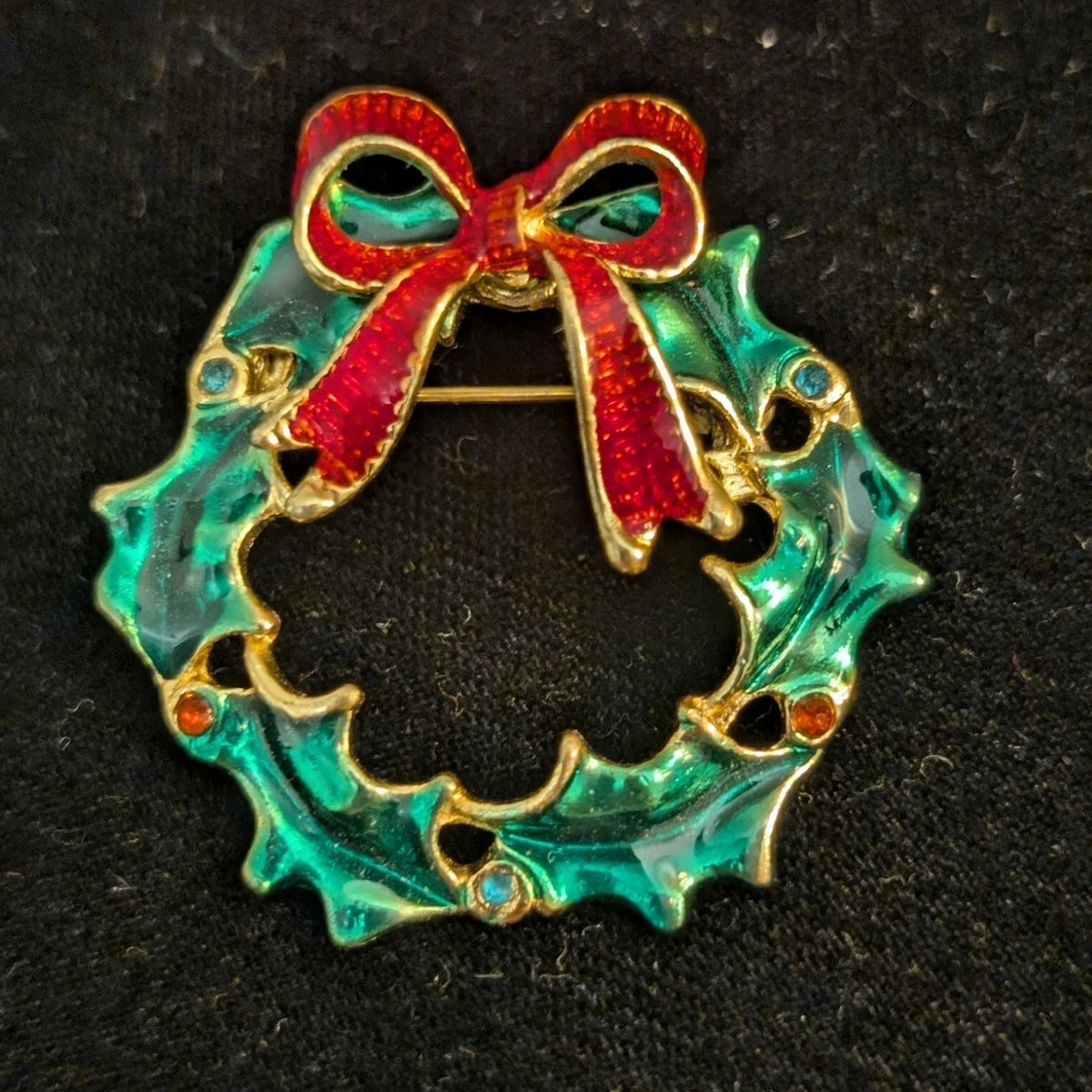 Vintage Gold Tone Green Red Enamel Rhinestone Wreath Christmas Brooch