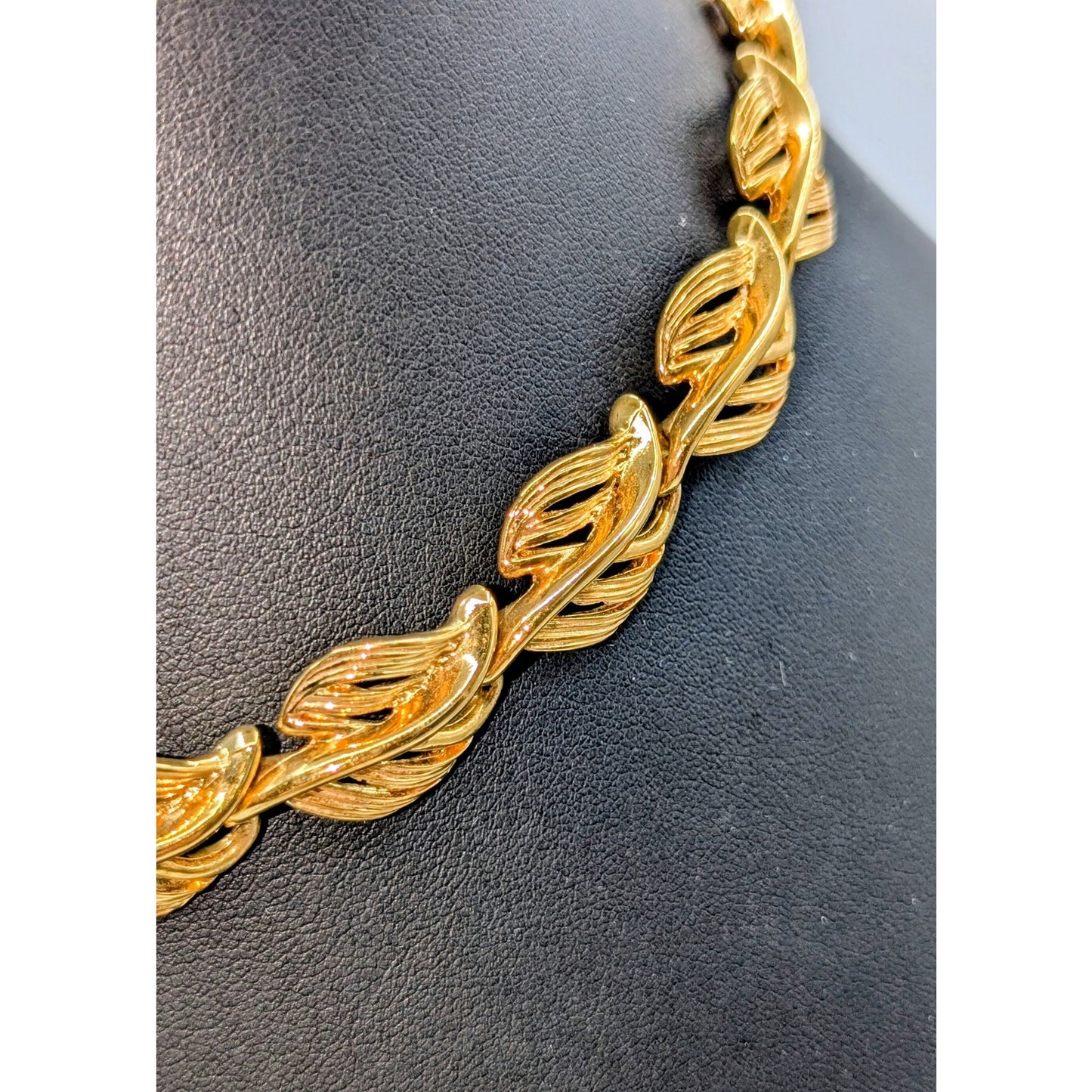 Vintage Napier Signed Gold Tone Leaf Link Fold Over Clasp 16.5" Necklace