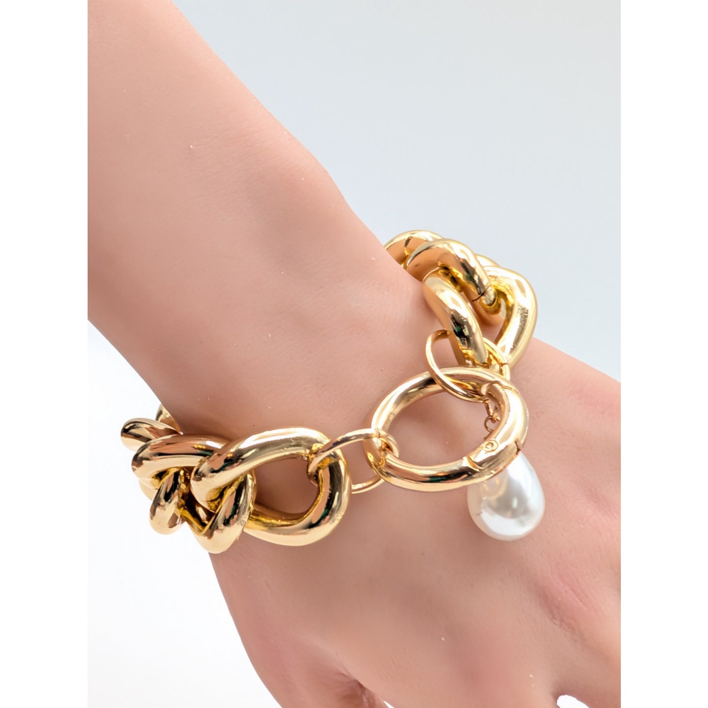 Chunky Gold Tone Curb Link Teardrop Pearl Dangle Charm Chain Bracelet