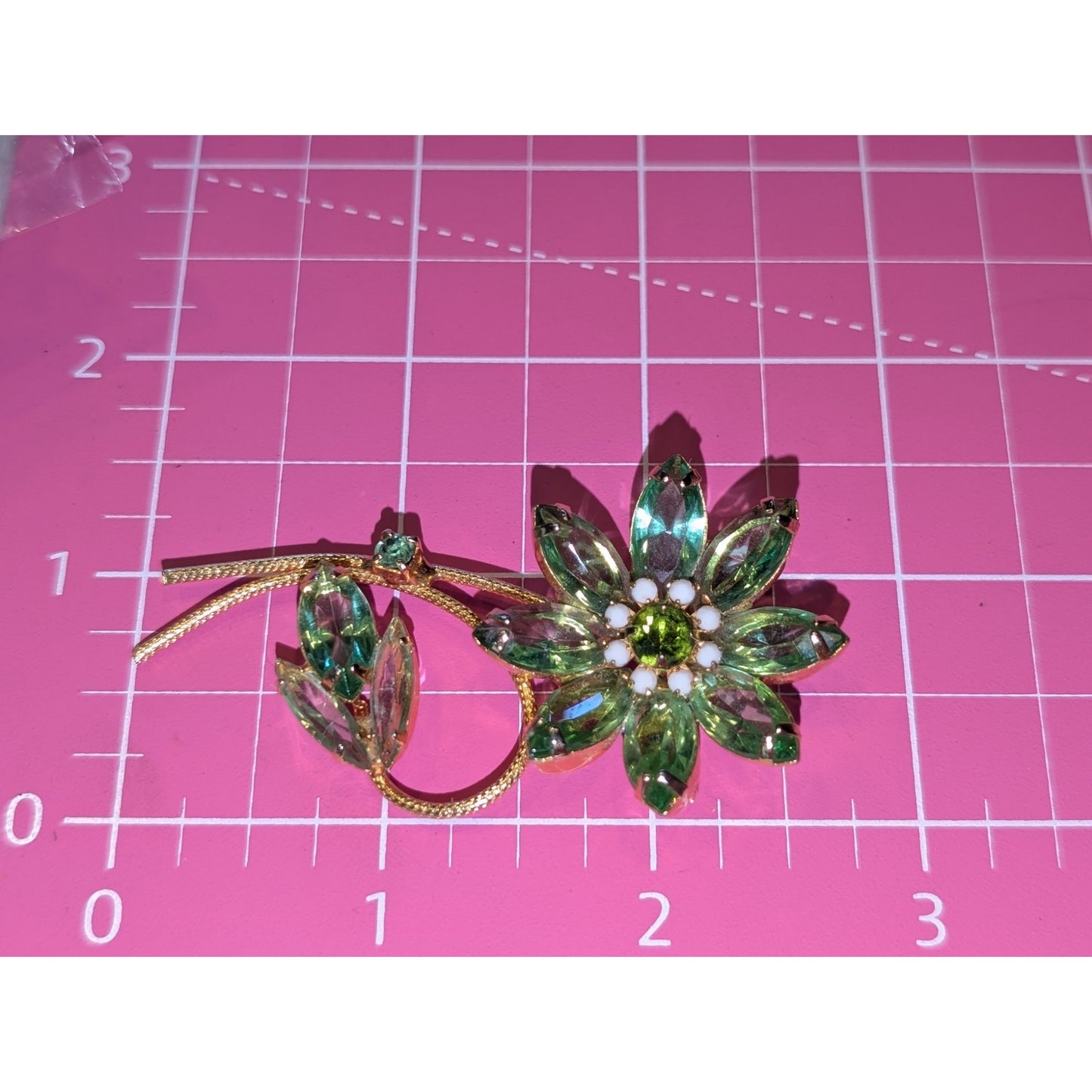 Vintage Unmarked Juliana Navette Apple Green Long Stem Flowers Gold Tone Brooch