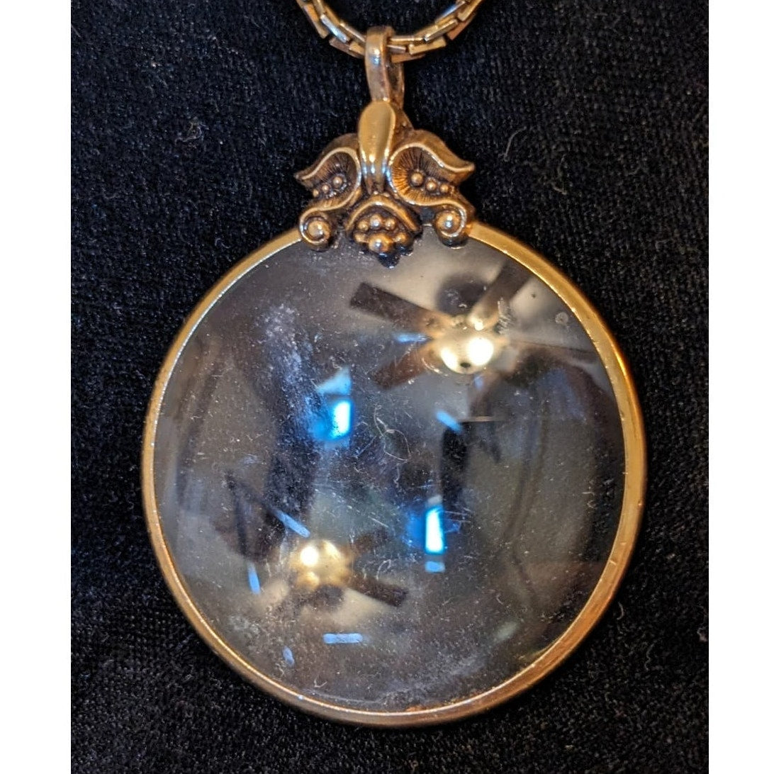 Vintage 1976 Signed Avon Magnifying Glass Pendant Necklace on 30" Monet Chain