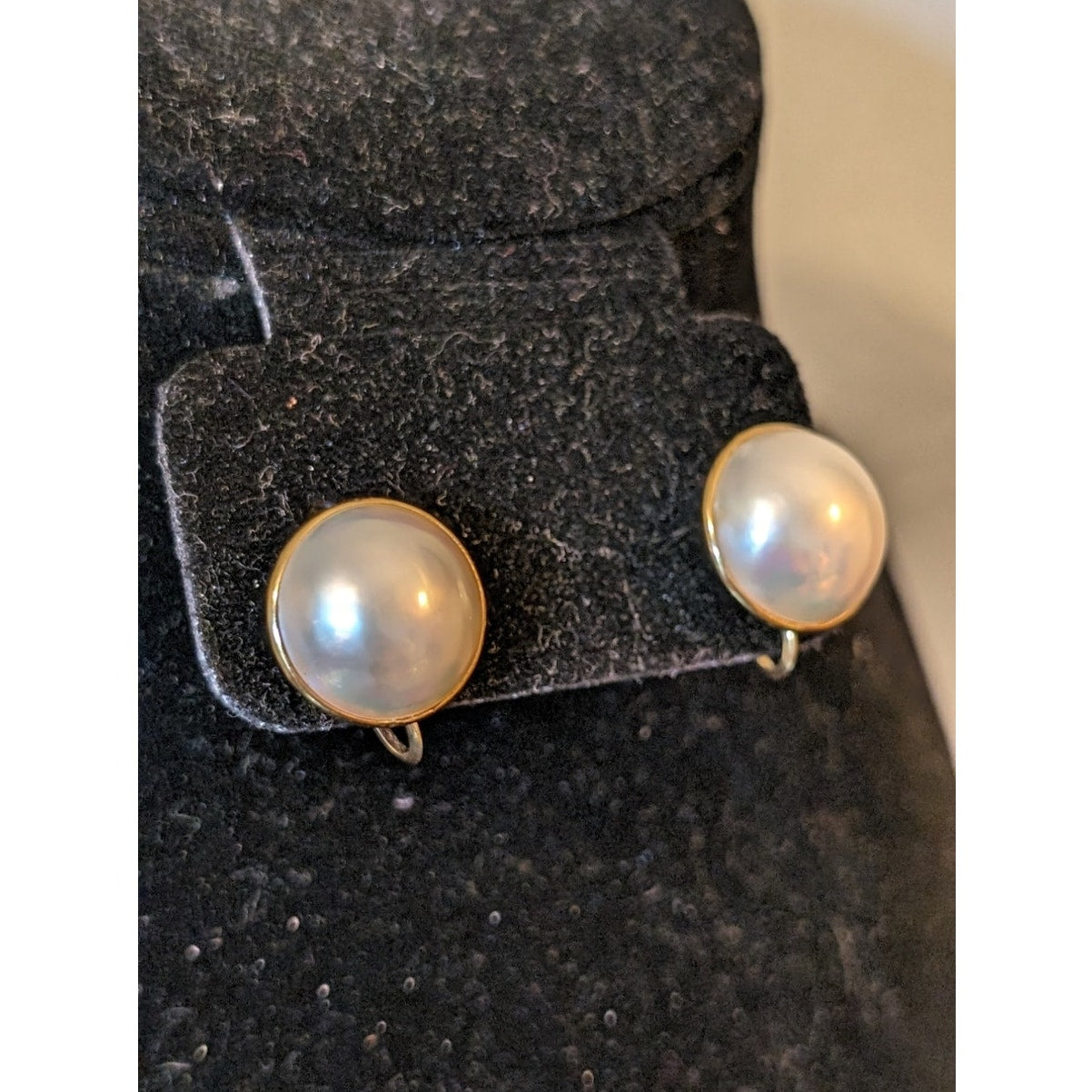 Vintage 18k Yellow Gold 15mm Mabe Pearl Screw Back Timeless Earrings