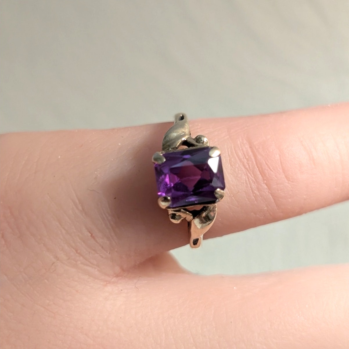 Vintage Dasun 10K Yellow Gold Purple Sapphire Ring Size 5