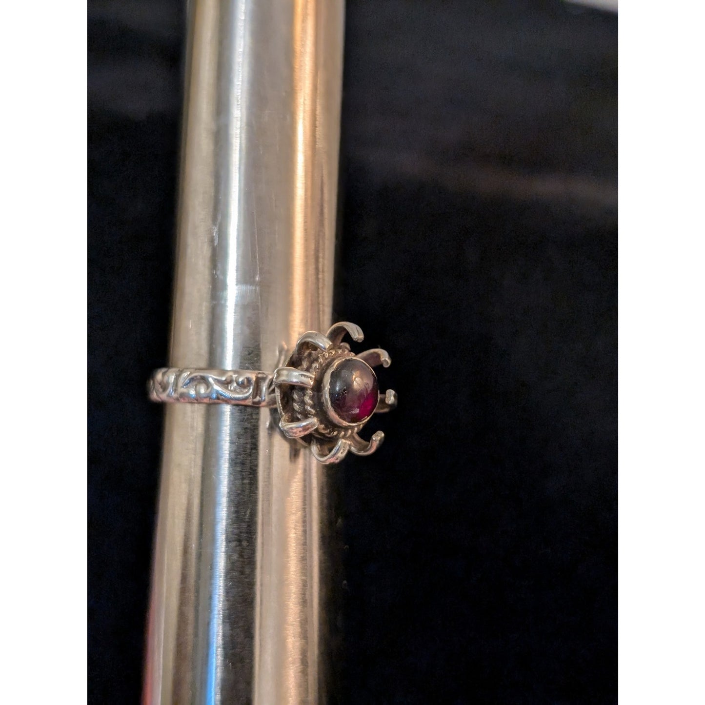 Vintage Unique 'Venus Fly Trap Flower' Garnet Cab Sterling Silver Ring Size 8.25