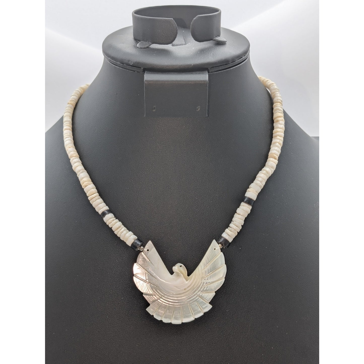 Vintage Carved MOP Island Bird White & Black Accent Shell Bead 18" Necklace