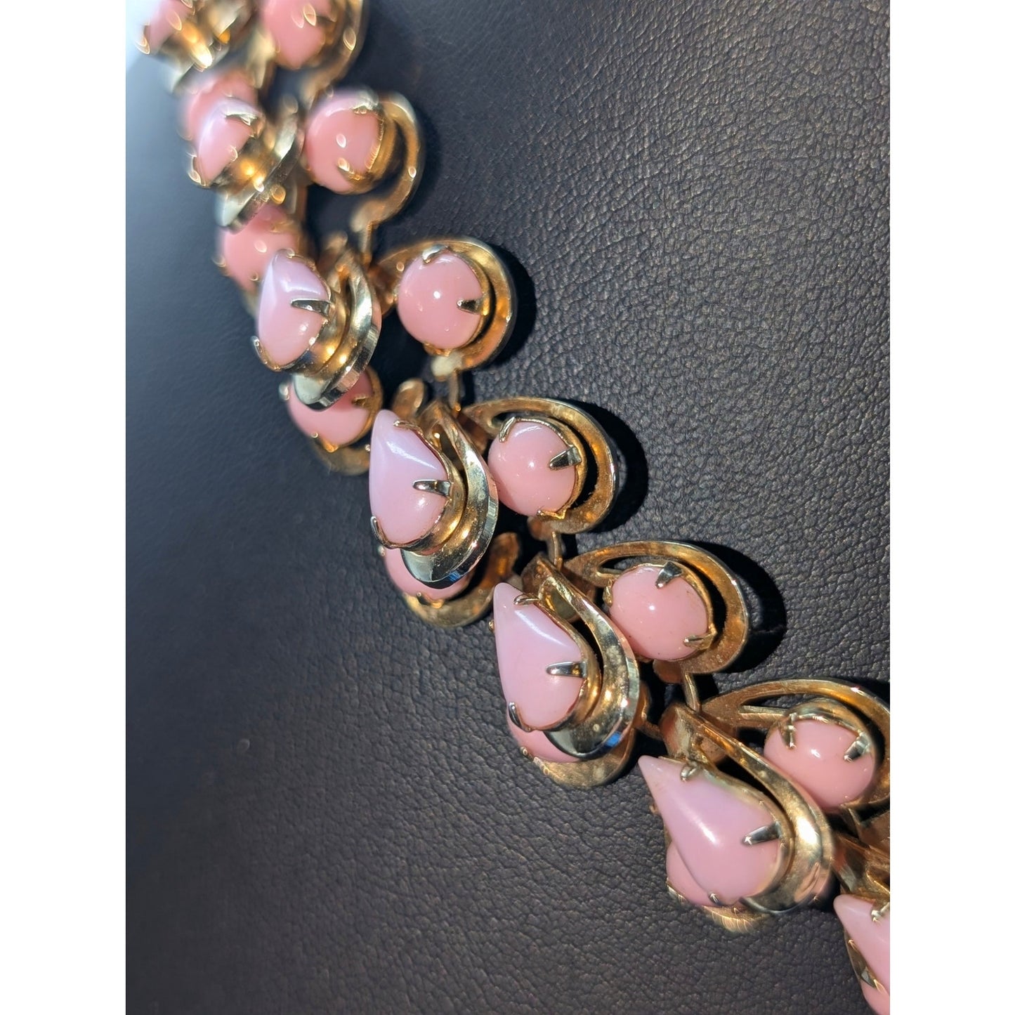 VTG Unsigned Pink 3D Layered Teardrop Gold Tone 13.5-16.5" Hook Clasp Necklace