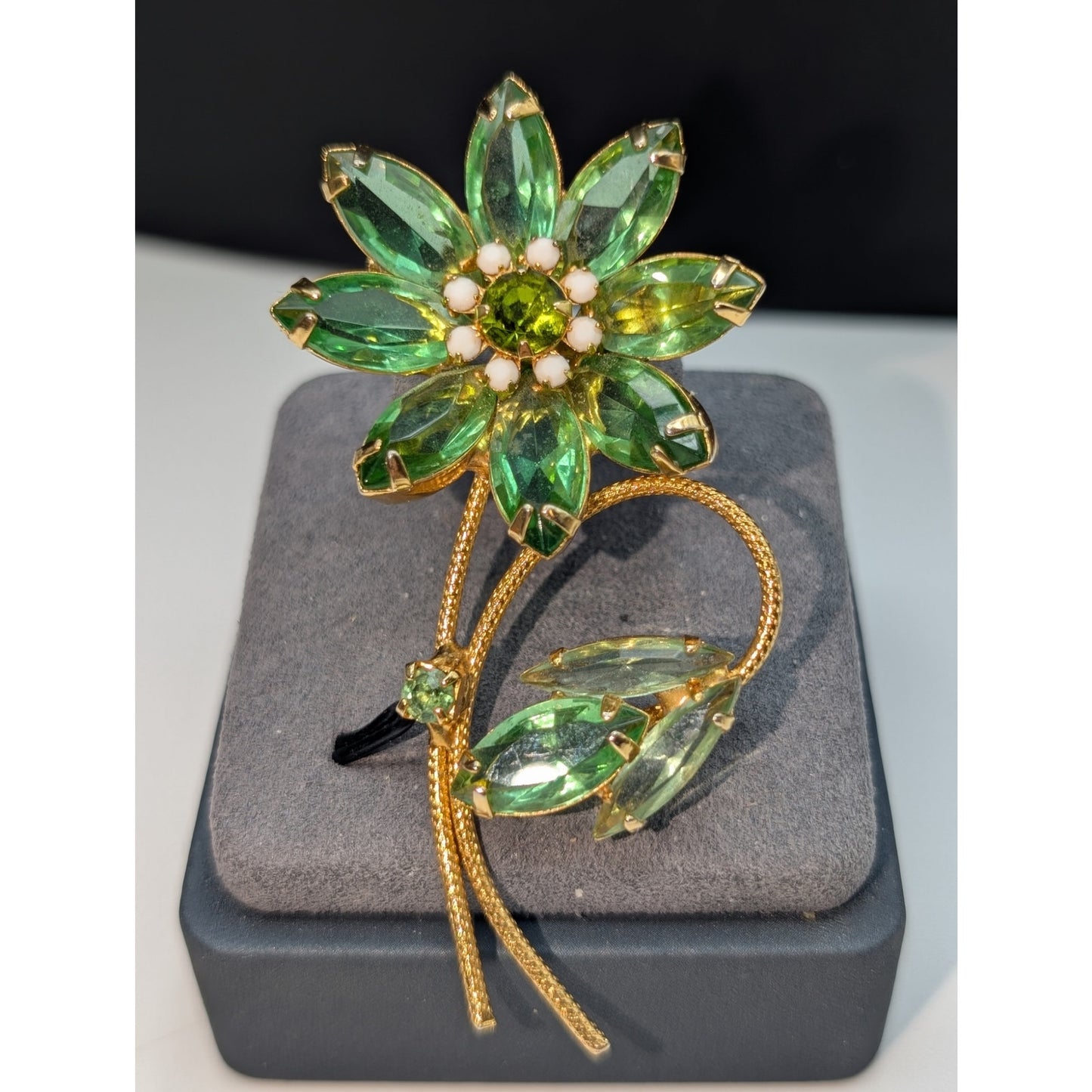 Vintage Unmarked Juliana Navette Apple Green Long Stem Flowers Gold Tone Brooch