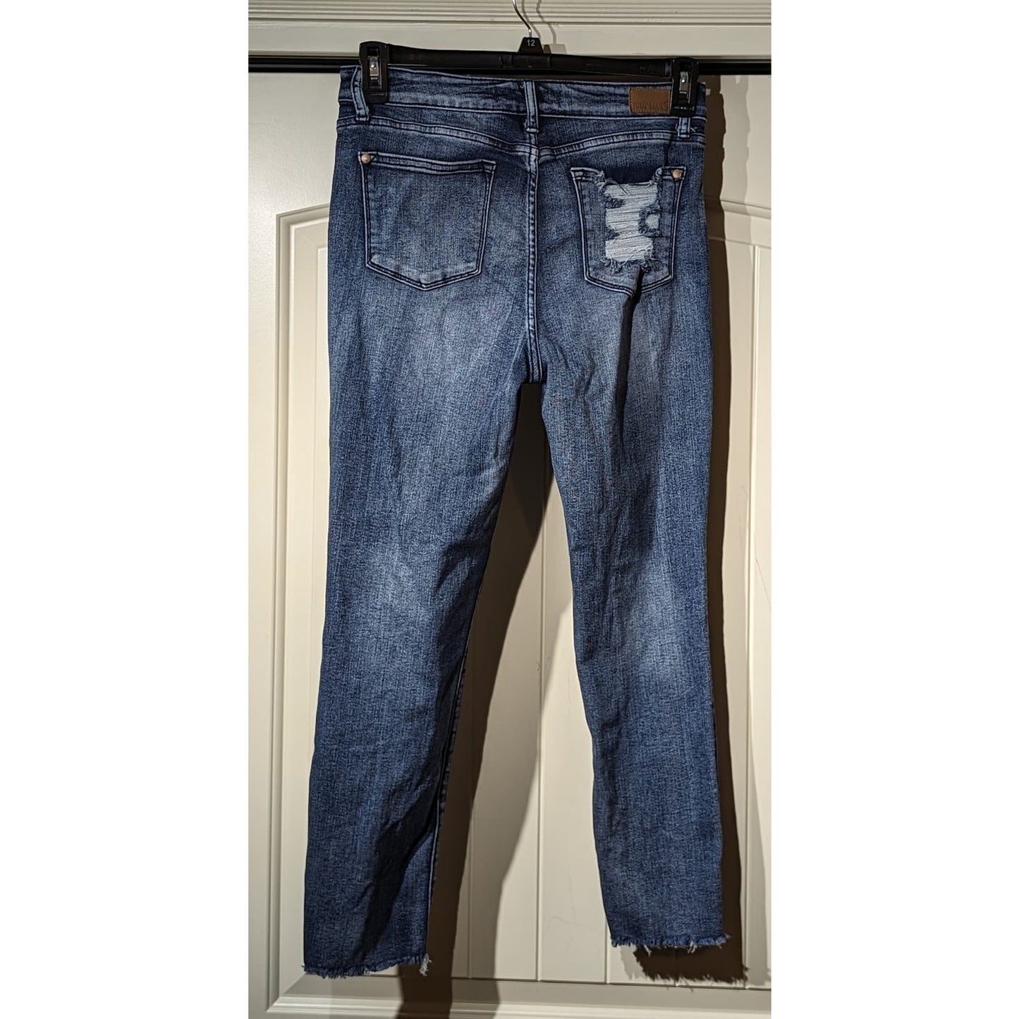 Judy Blue Los Angeles Relaxed Fit Shredded Back Pocket Raw Hem Jean Sz 7/28