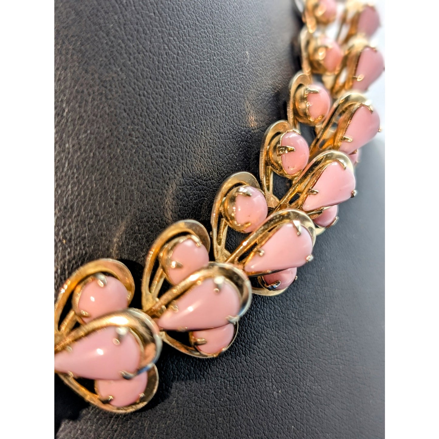 VTG Unsigned Pink 3D Layered Teardrop Gold Tone 13.5-16.5" Hook Clasp Necklace