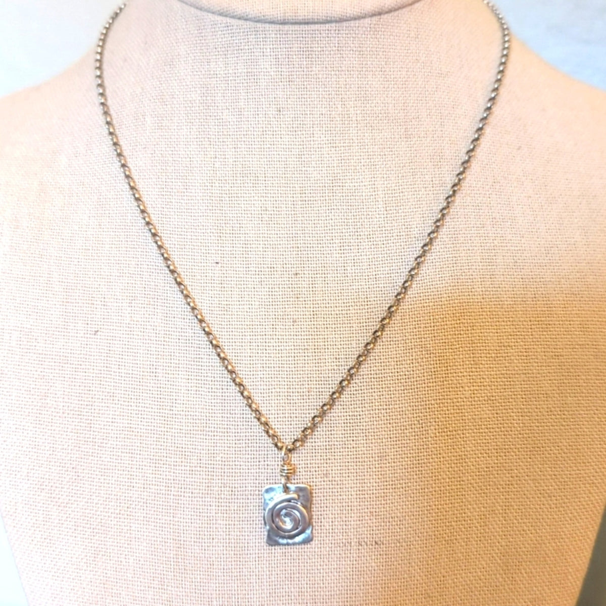 925 Sterling Silver Swirl Pendant Rolo Chain Necklace Measures 18" 4.81g