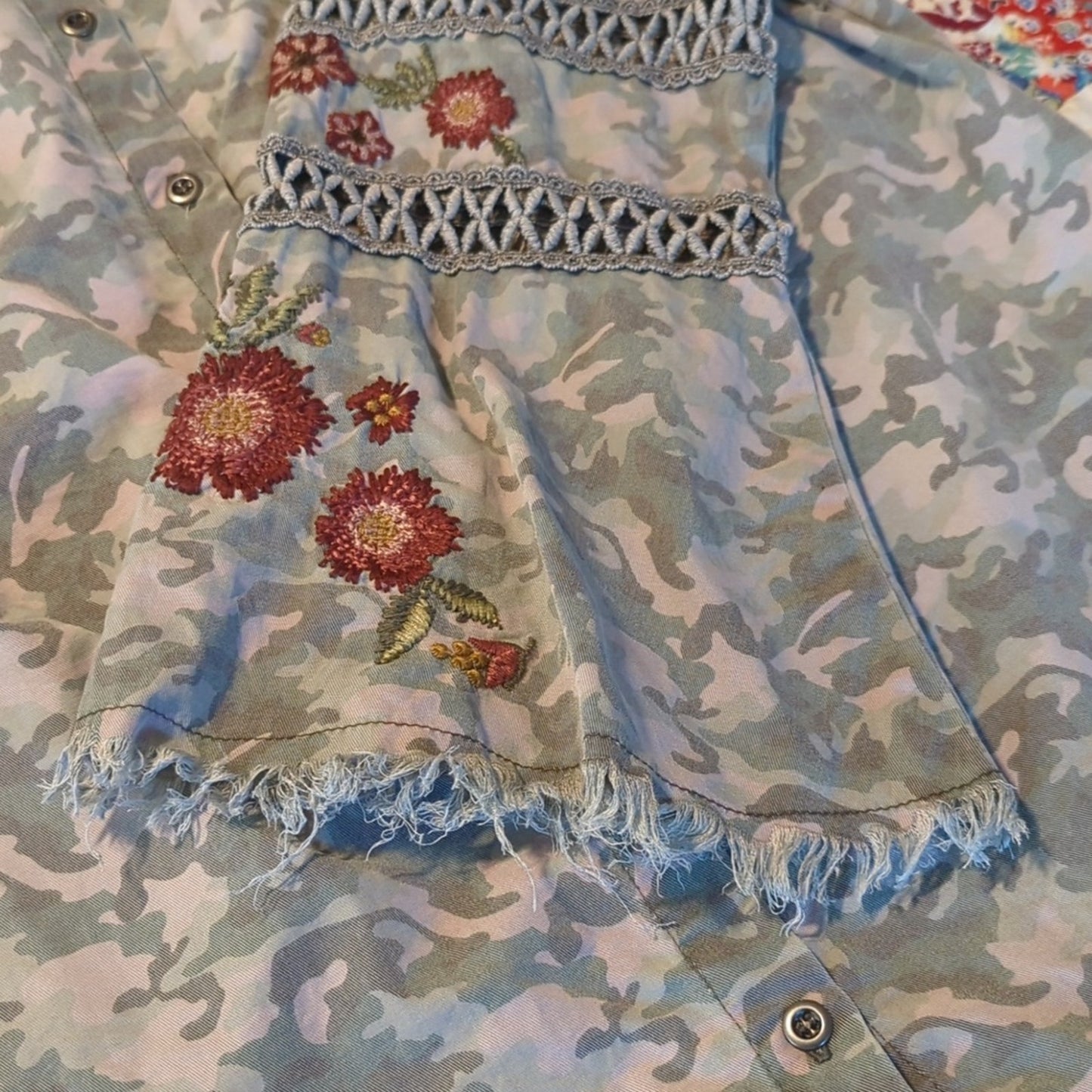 Billy T Camo Boho Embroidered Button Down Back Raw Edge Top Womens Sz M