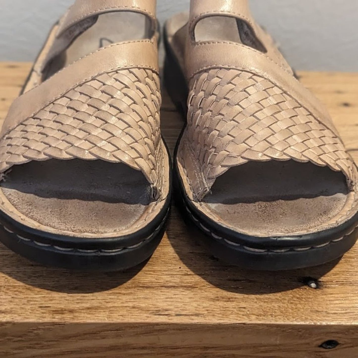 Clark's Women's 7M AdjustableTab Light Brown Woven Leather Slide On Shoe
