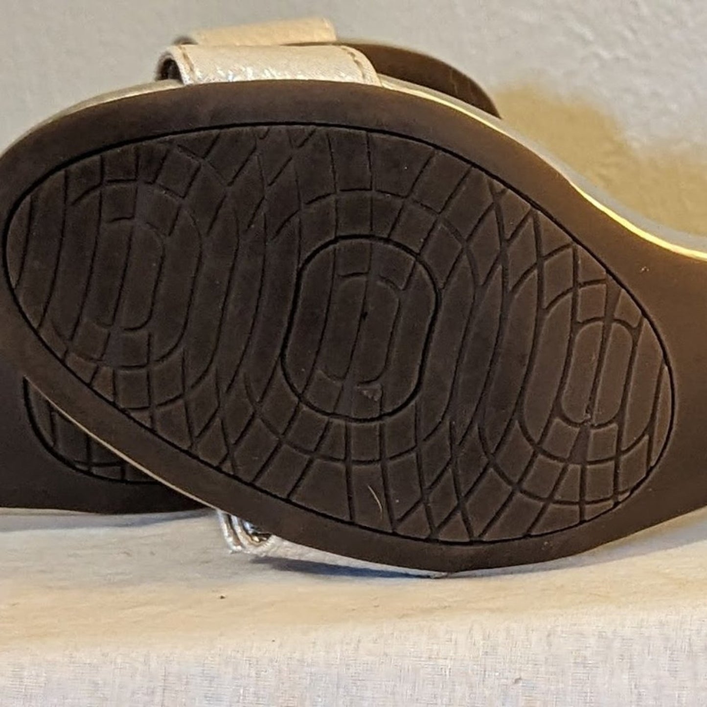 Bandolino Metallic Cream Buckle Chunky Heel Ankle Strap Sandal Size 8M