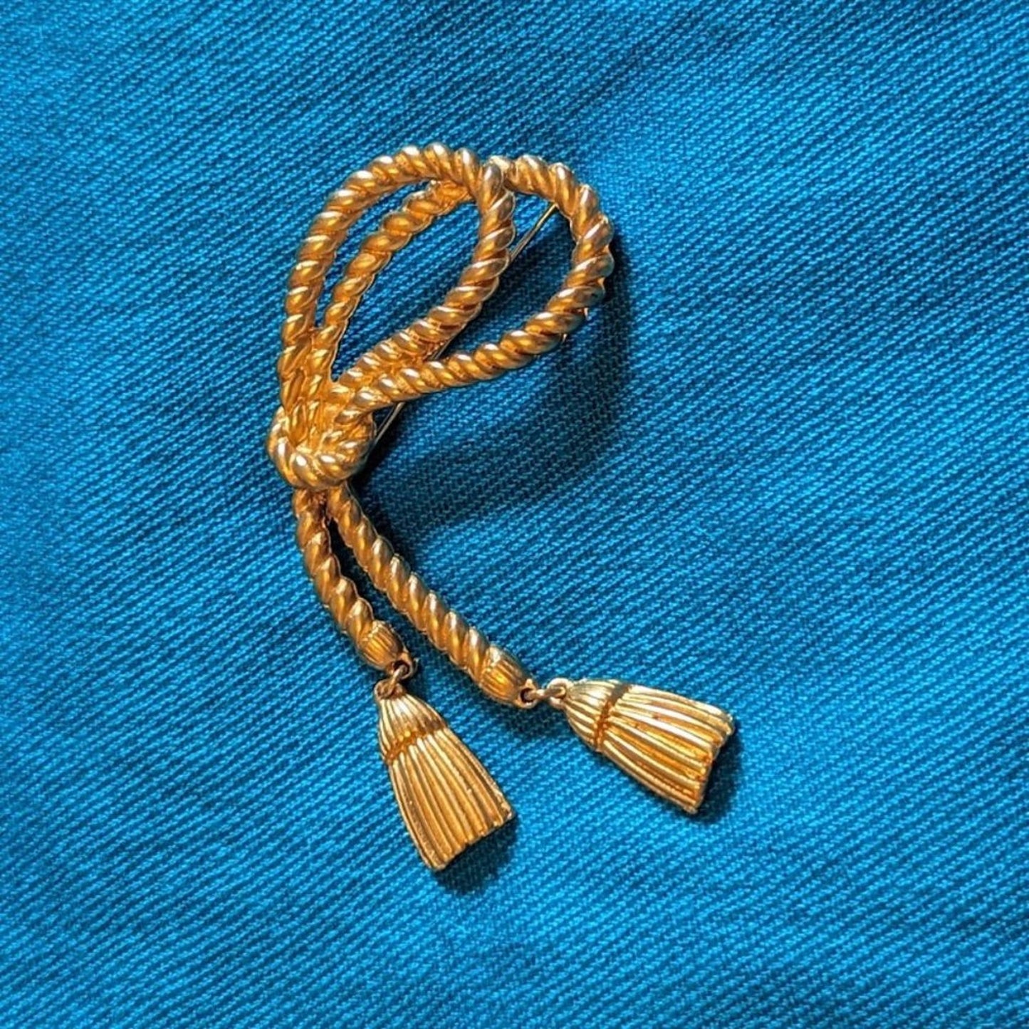 Vintage Textured Gold Tone Rope Lasso and Tassel Brooch