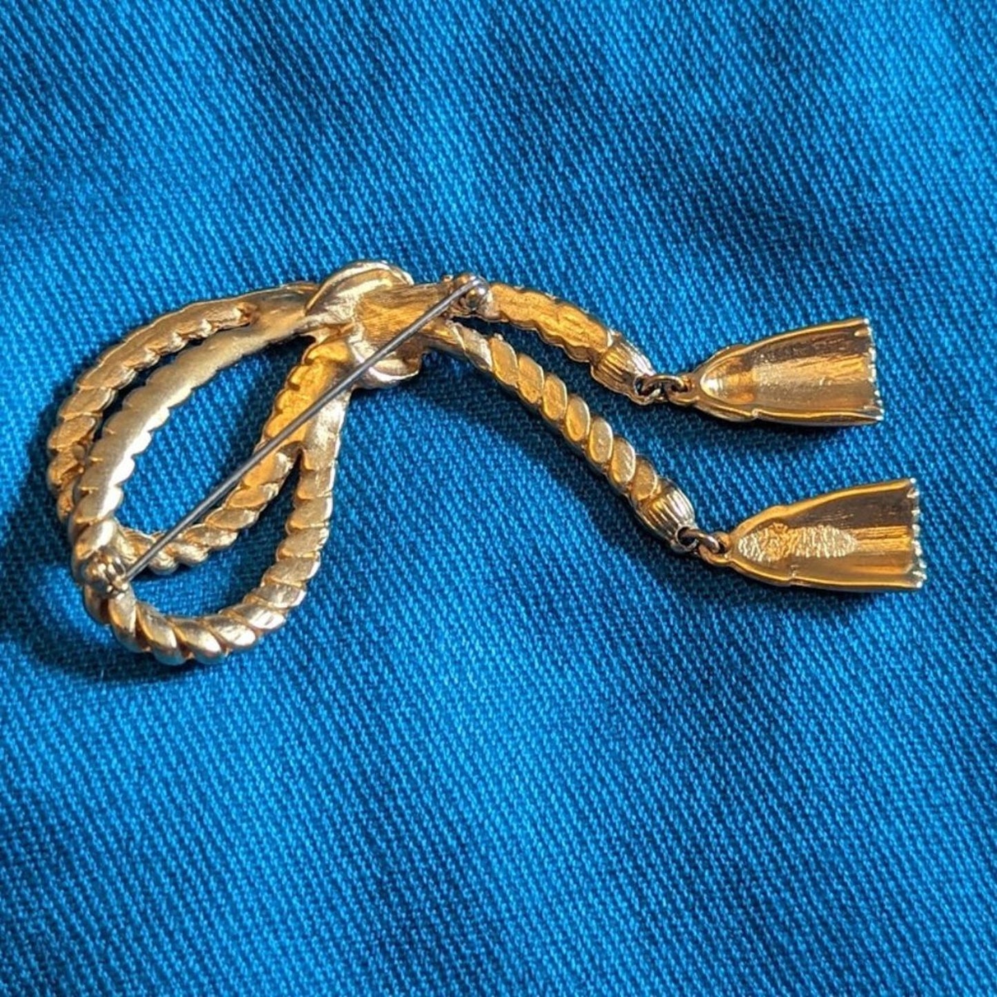 Vintage Textured Gold Tone Rope Lasso and Tassel Brooch