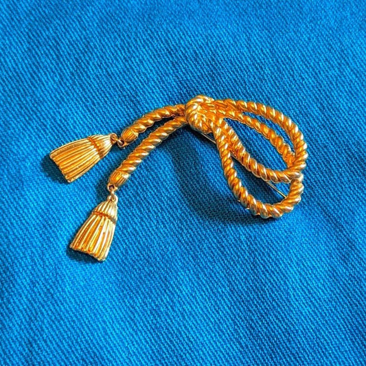 Vintage Textured Gold Tone Rope Lasso and Tassel Brooch