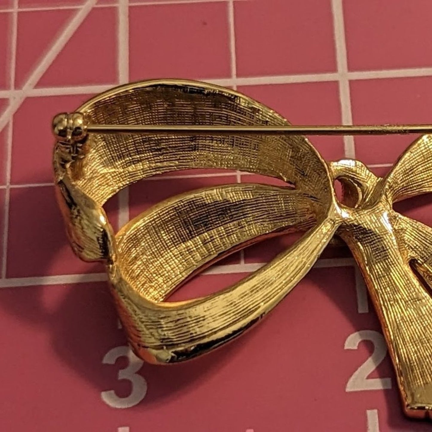 Vintage 1980s Avon Bow Pin