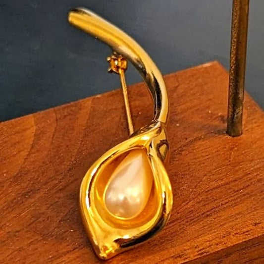 Vintage Avon Gold Tone Calla Faux Pearl Lily Brooch