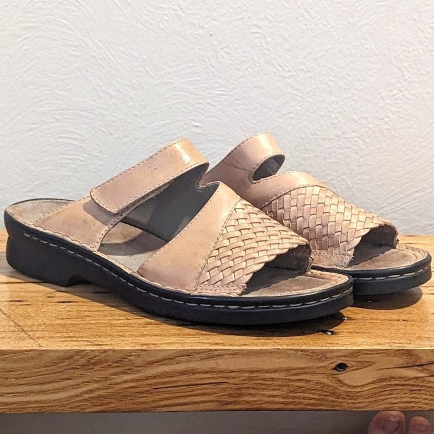 Clark's Women's 7M AdjustableTab Light Brown Woven Leather Slide On Shoe