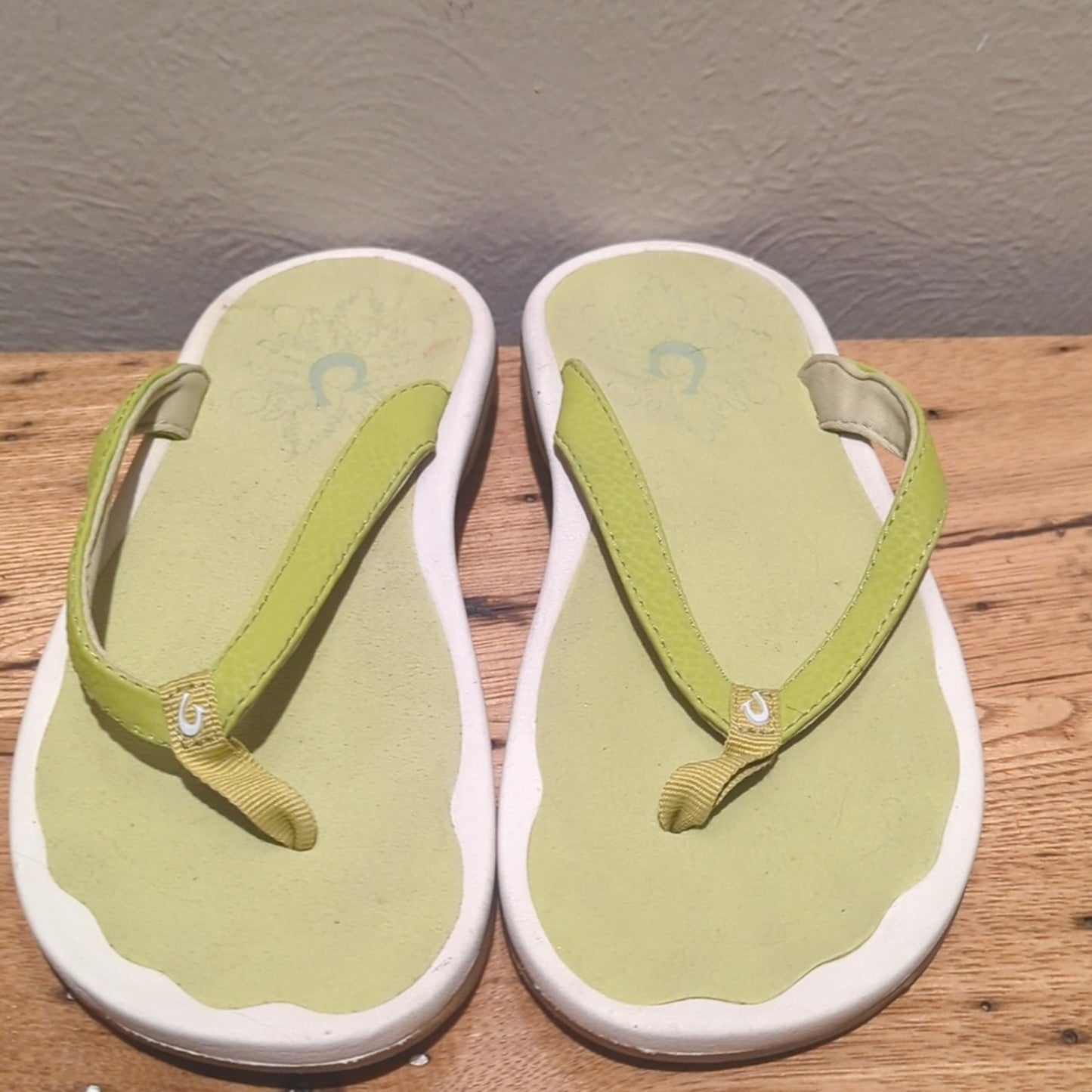 OluKai Bright Green Leather Flip Flop/Sandal Women's Size 5
