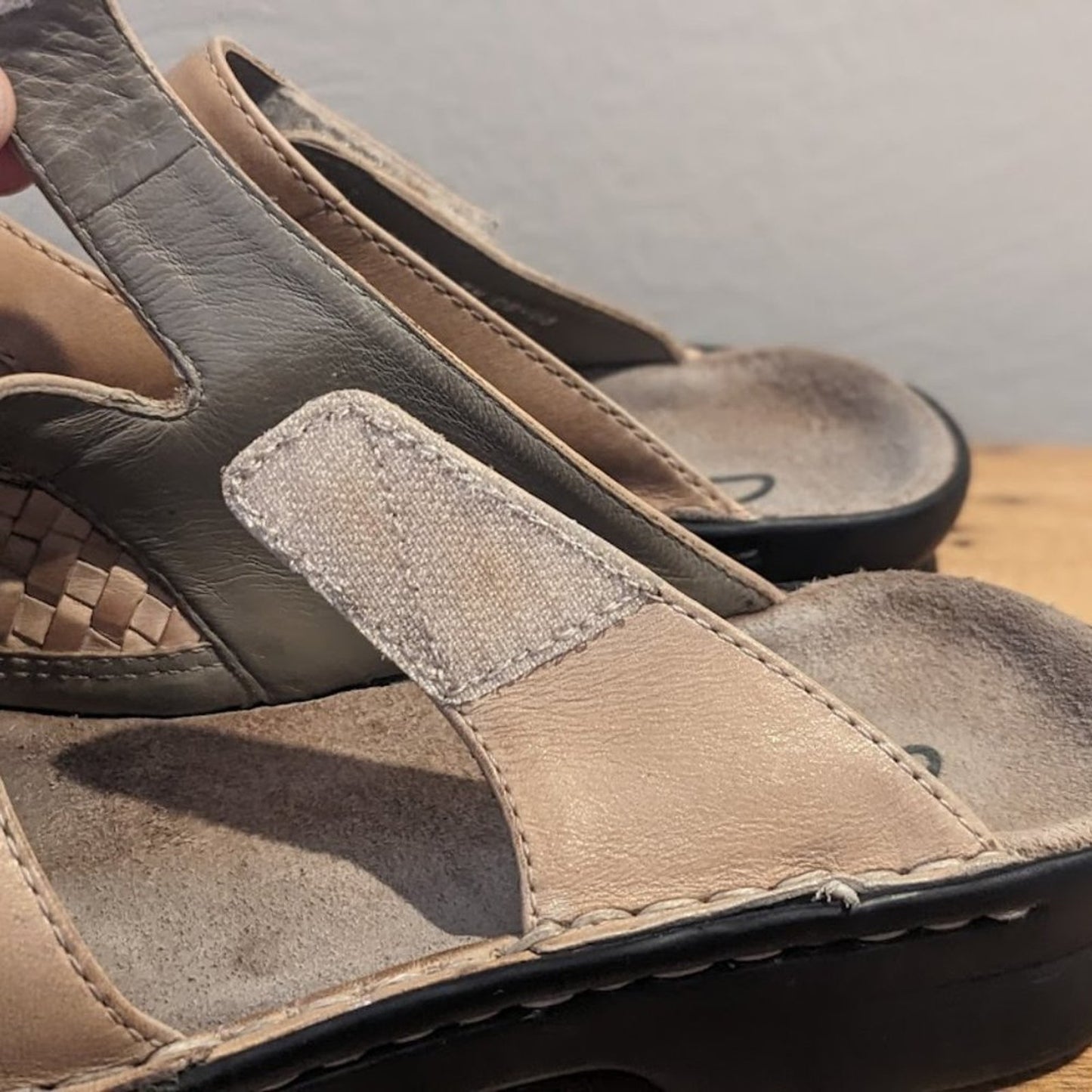 Clark's Women's 7M AdjustableTab Light Brown Woven Leather Slide On Shoe