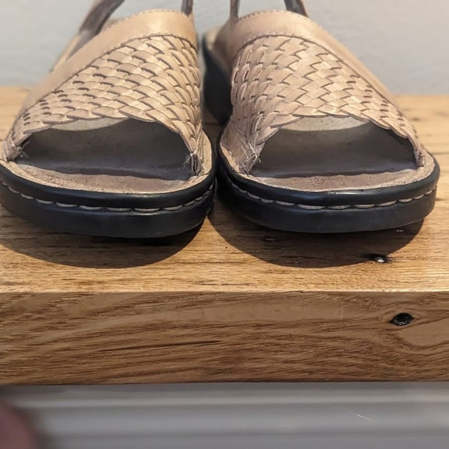 Clark's Women's 7M AdjustableTab Light Brown Woven Leather Slide On Shoe