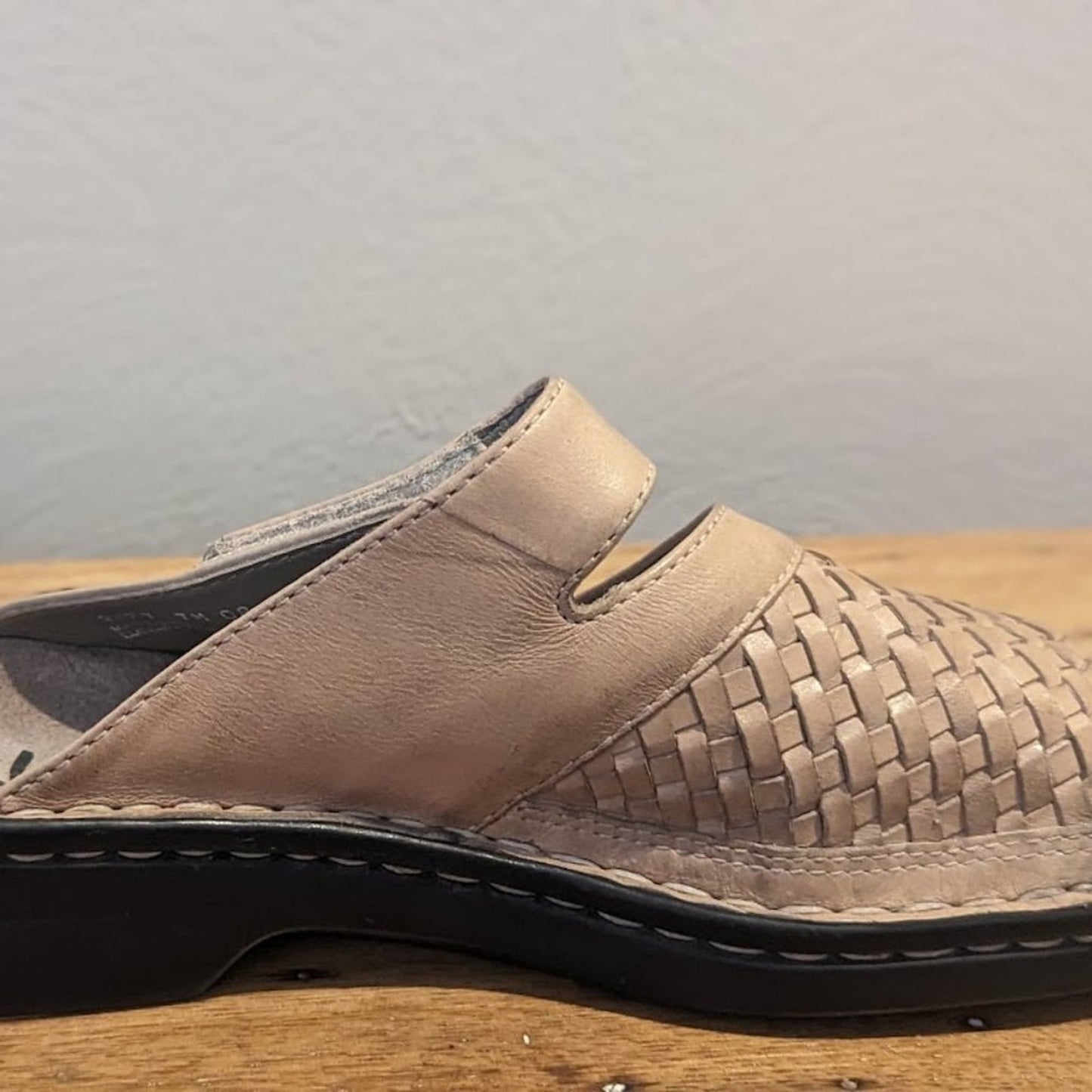Clark's Women's 7M AdjustableTab Light Brown Woven Leather Slide On Shoe