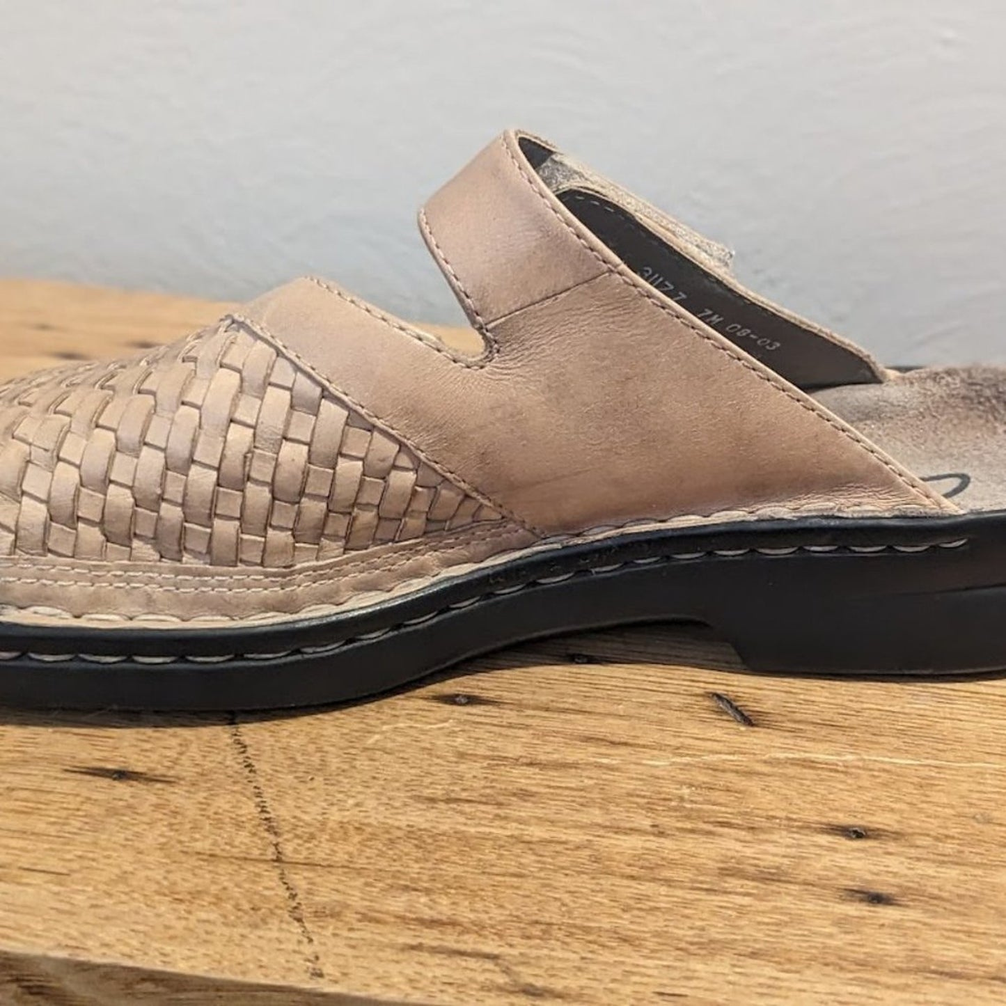 Clark's Women's 7M AdjustableTab Light Brown Woven Leather Slide On Shoe