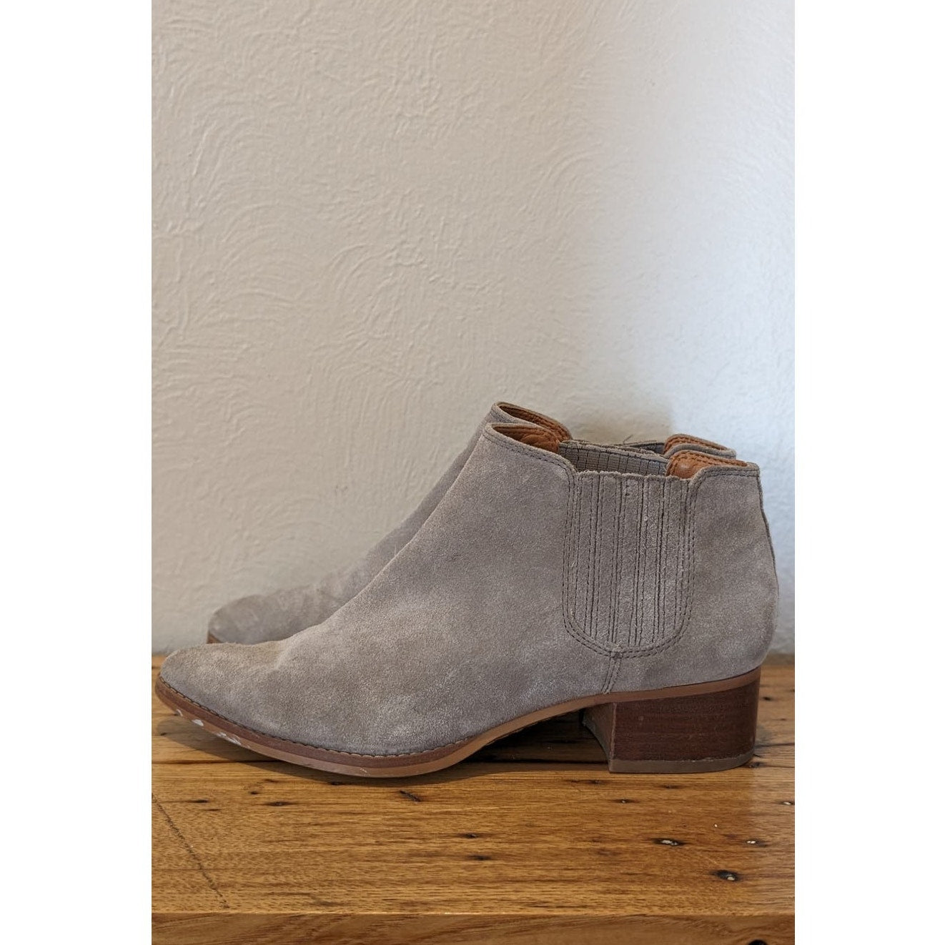 Franco Sarto Gray Pointed Toe Elastic Gore Pull On Suede Booties Womens Sz 7W