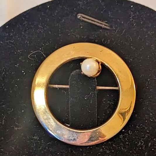 Vintage Faux Pearl Open Circle Gold Tone Brooch