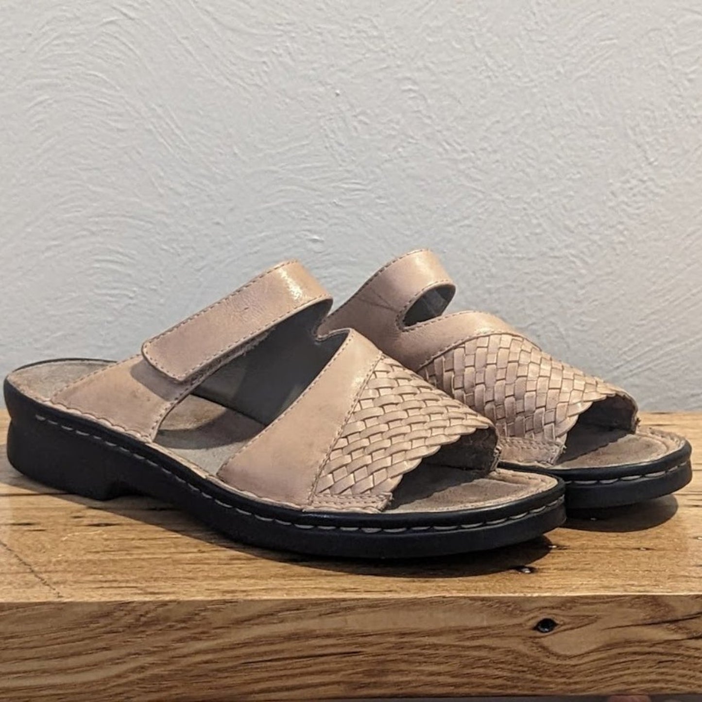 Clark's Women's 7M AdjustableTab Light Brown Woven Leather Slide On Shoe
