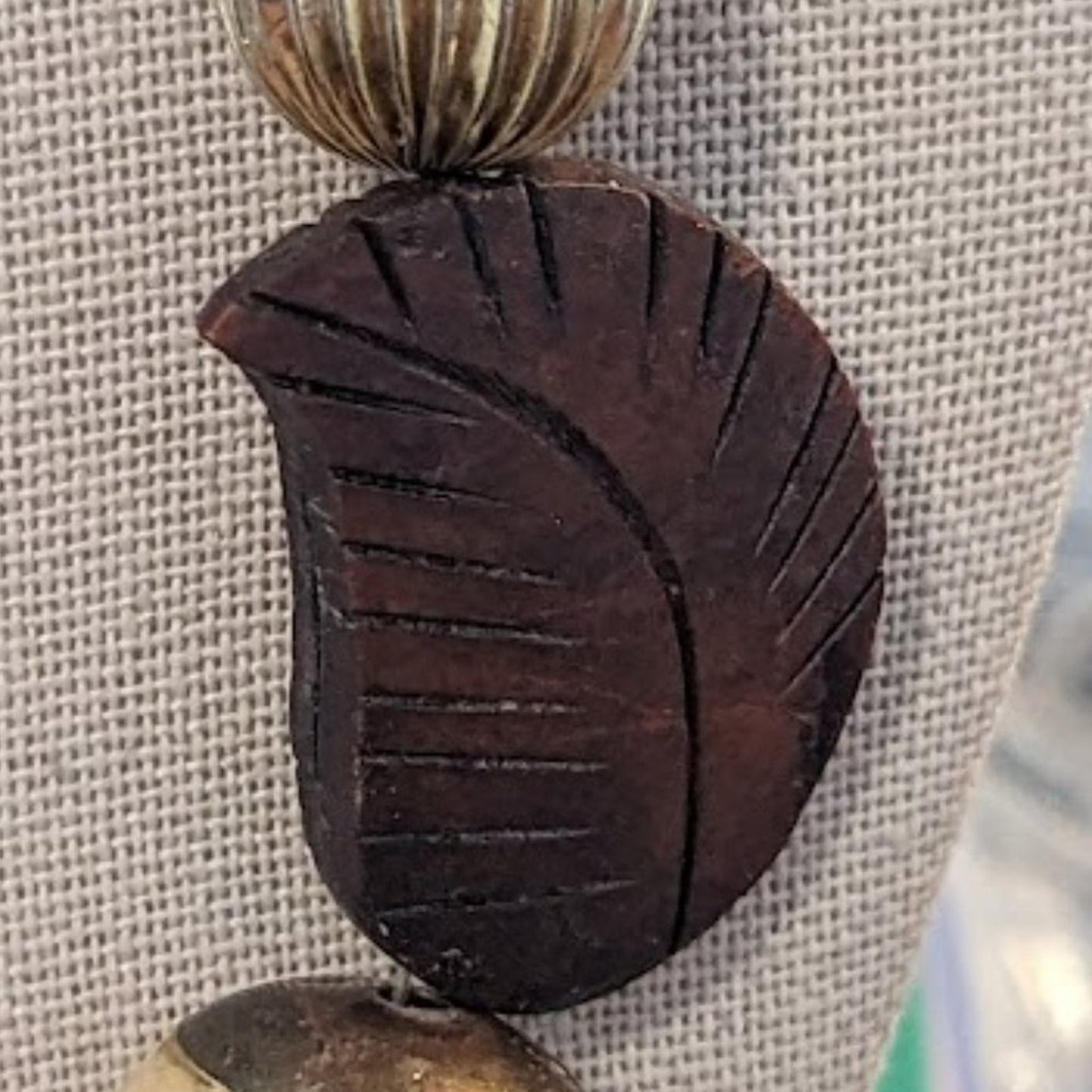 Vtg Tribal Chunky Wood Carved Leaf Multi-Bead 24" Gold Tone Hook Clasp Necklace