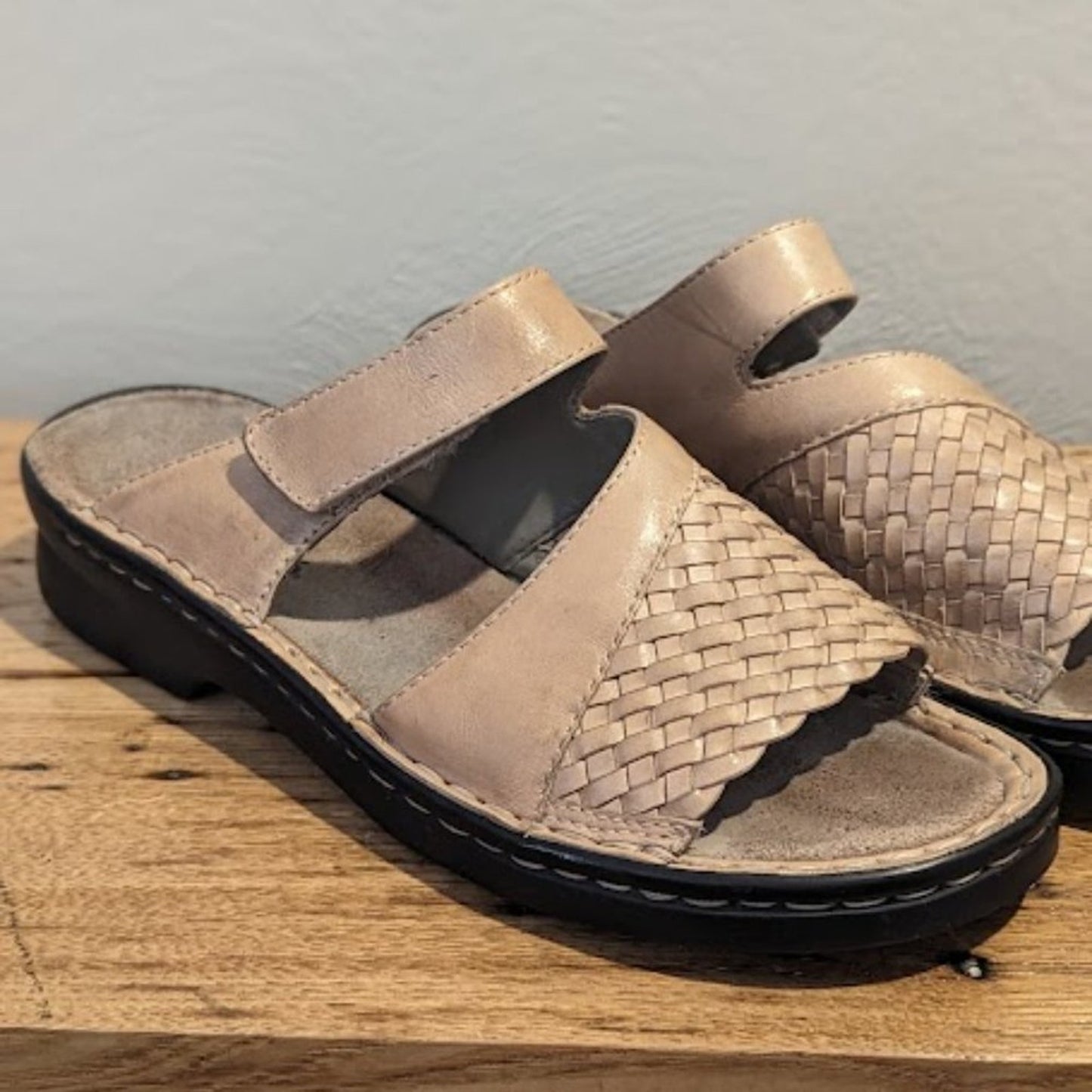 Clark's Women's 7M AdjustableTab Light Brown Woven Leather Slide On Shoe