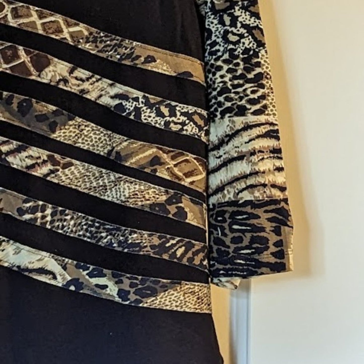 Laura Ashley NWT Size Medium Three Quarter Length Sleeve Animal Print T-shirt