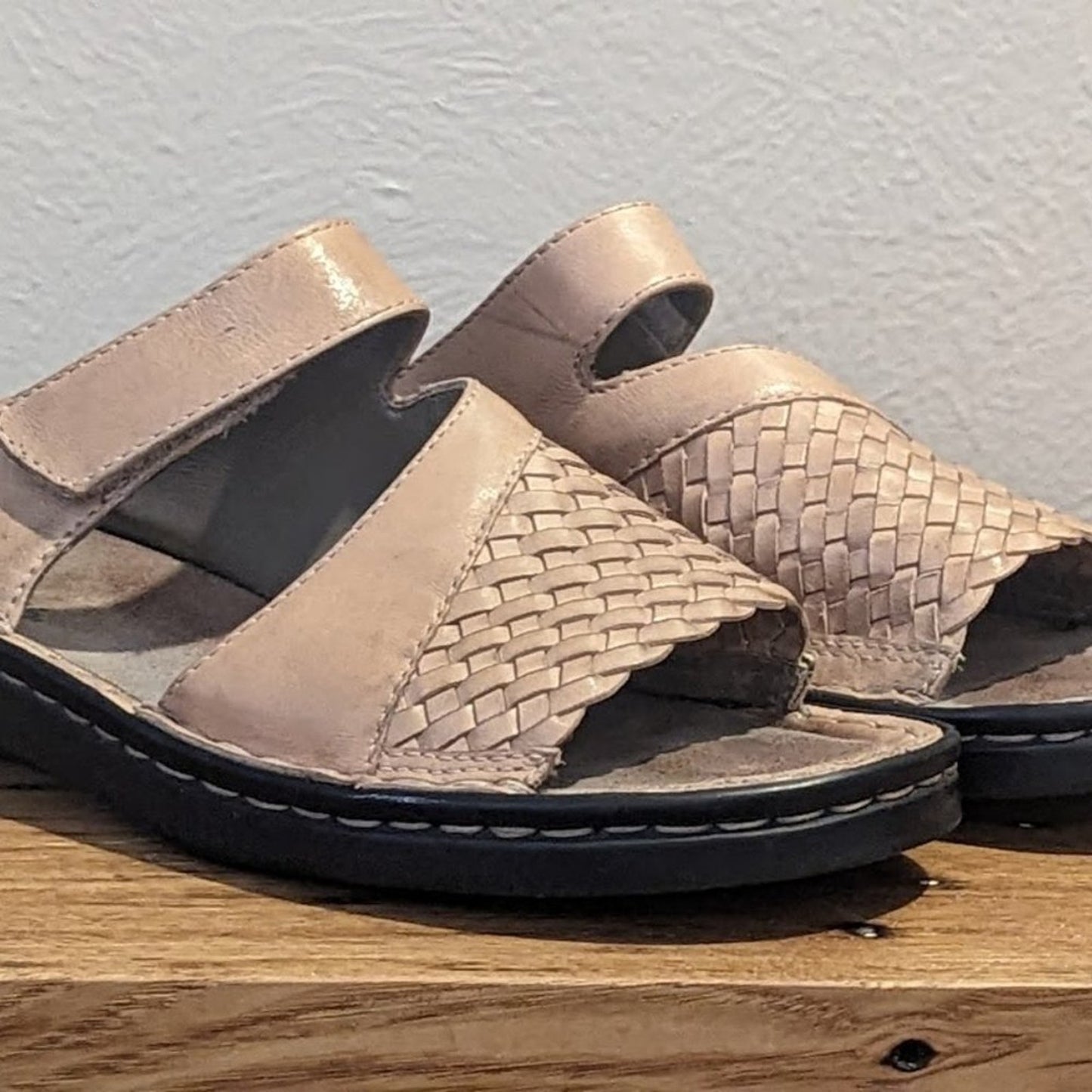 Clark's Women's 7M AdjustableTab Light Brown Woven Leather Slide On Shoe