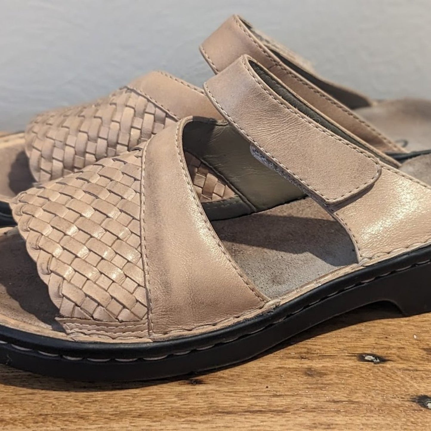 Clark's Women's 7M AdjustableTab Light Brown Woven Leather Slide On Shoe