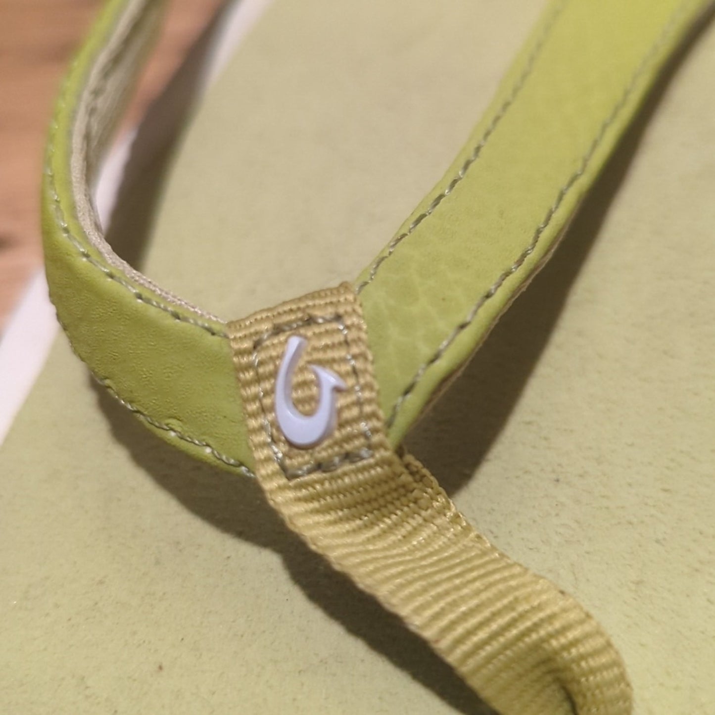 OluKai Bright Green Leather Flip Flop/Sandal Women's Size 5