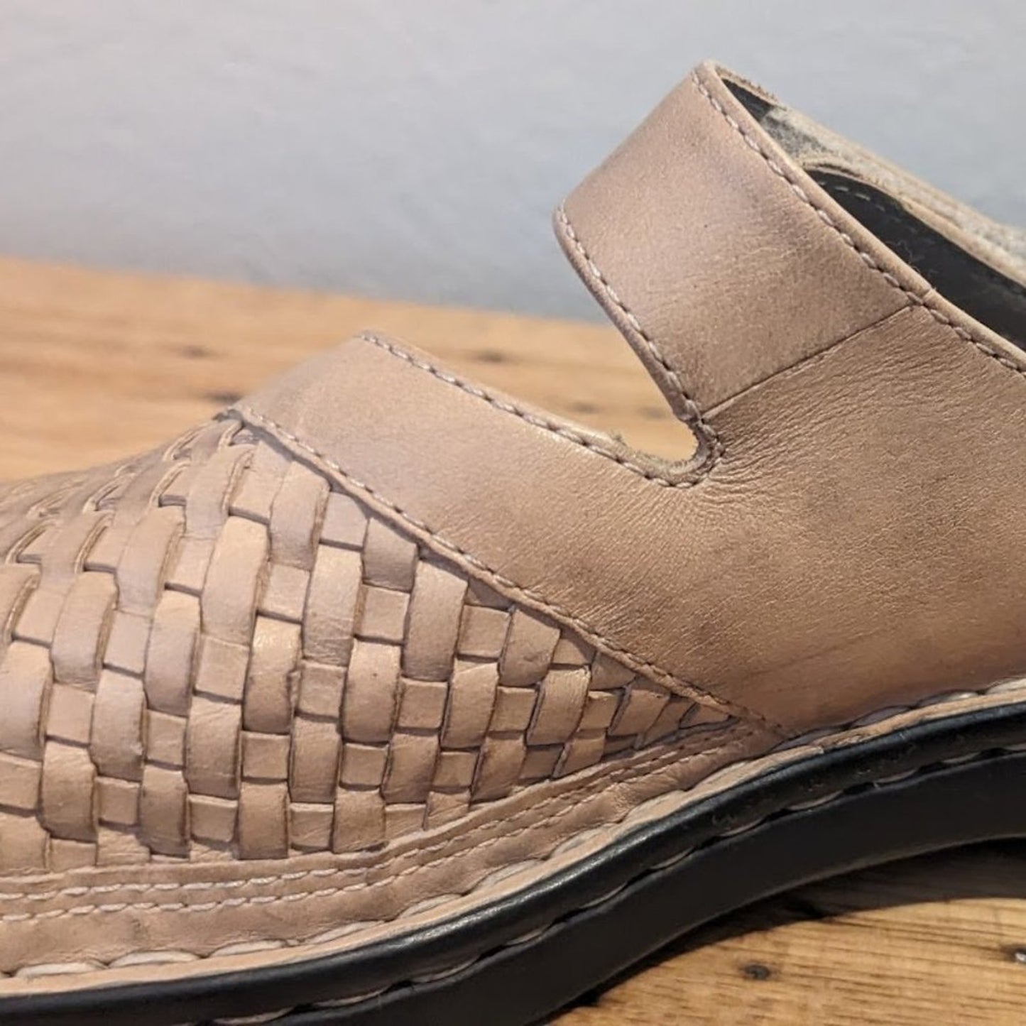 Clark's Women's 7M AdjustableTab Light Brown Woven Leather Slide On Shoe