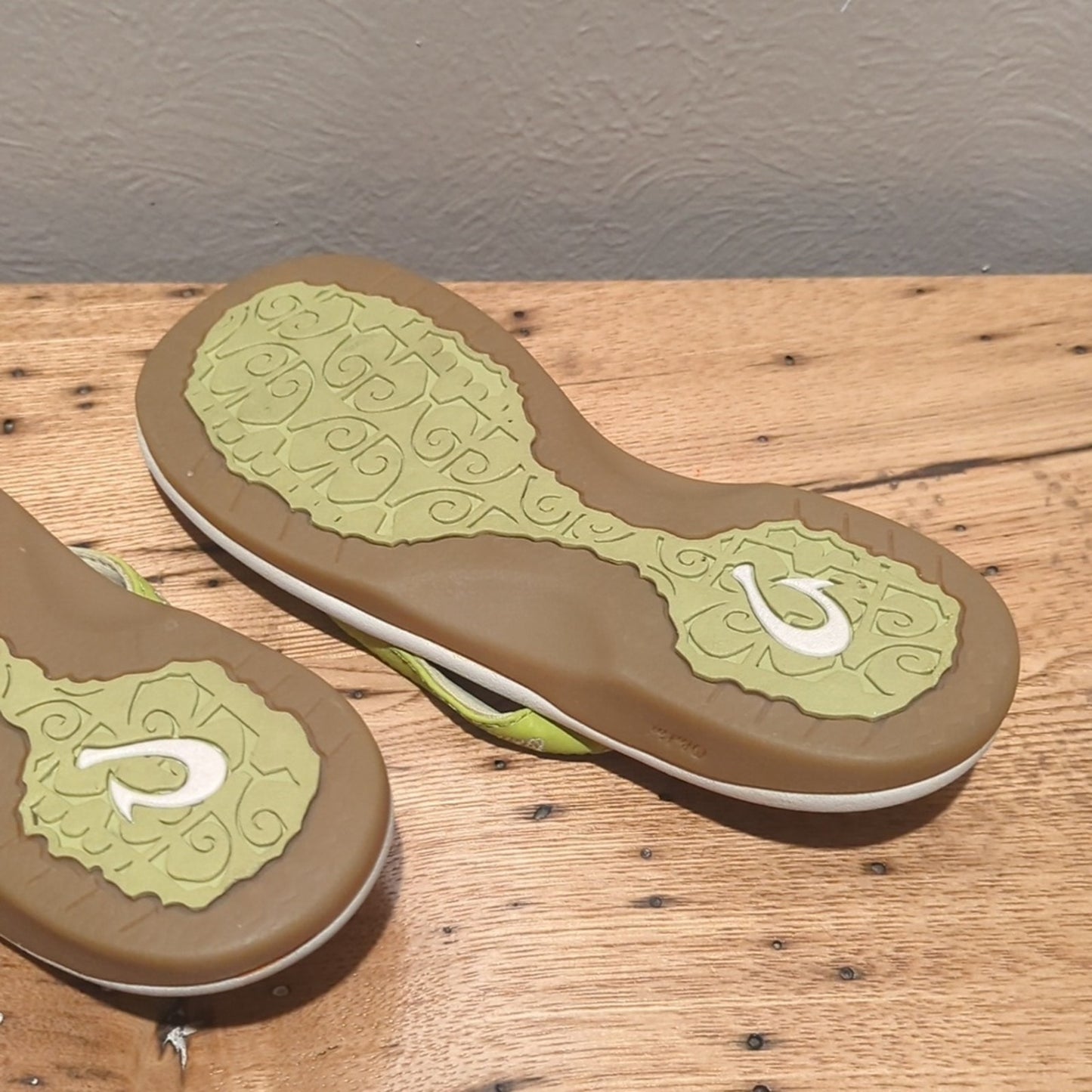 OluKai Bright Green Leather Flip Flop/Sandal Women's Size 5