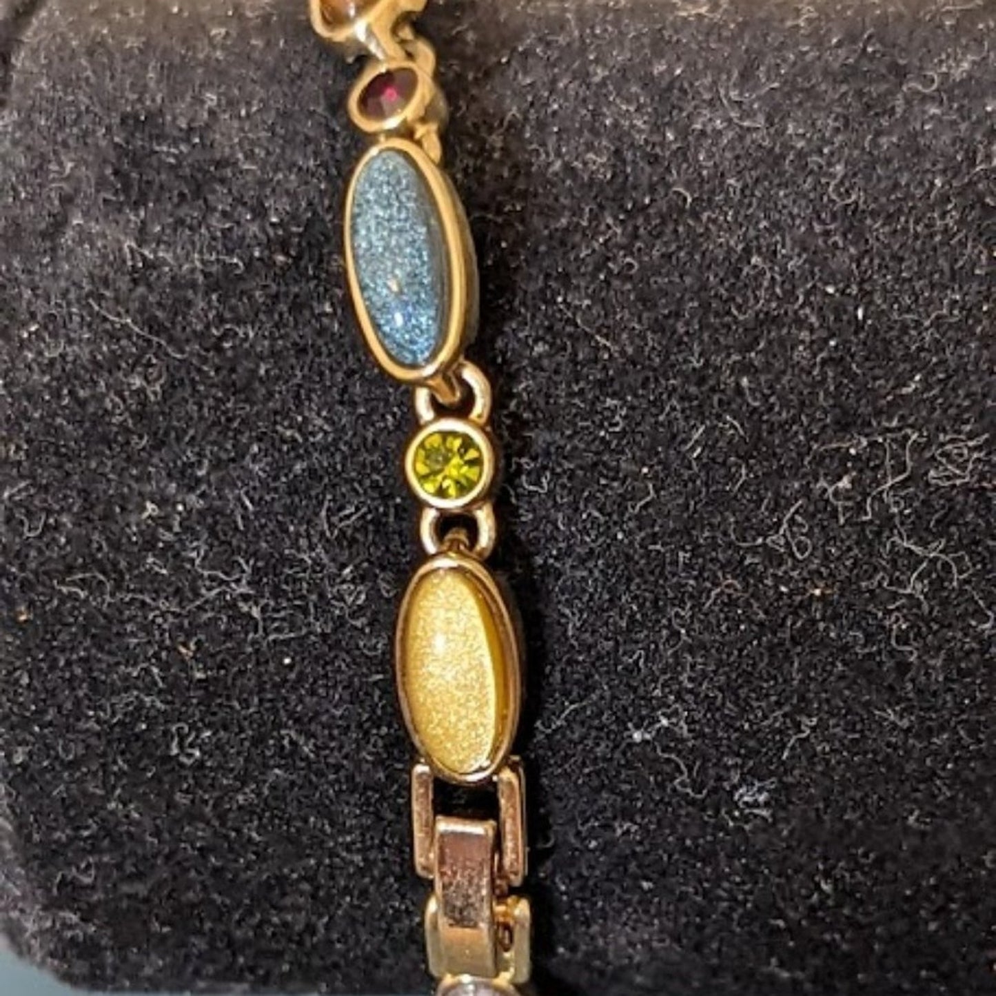 Vintage Liz Claiborne Glass 'Goldstone' Elongated Bead/Gem Bracelet Gold Tone