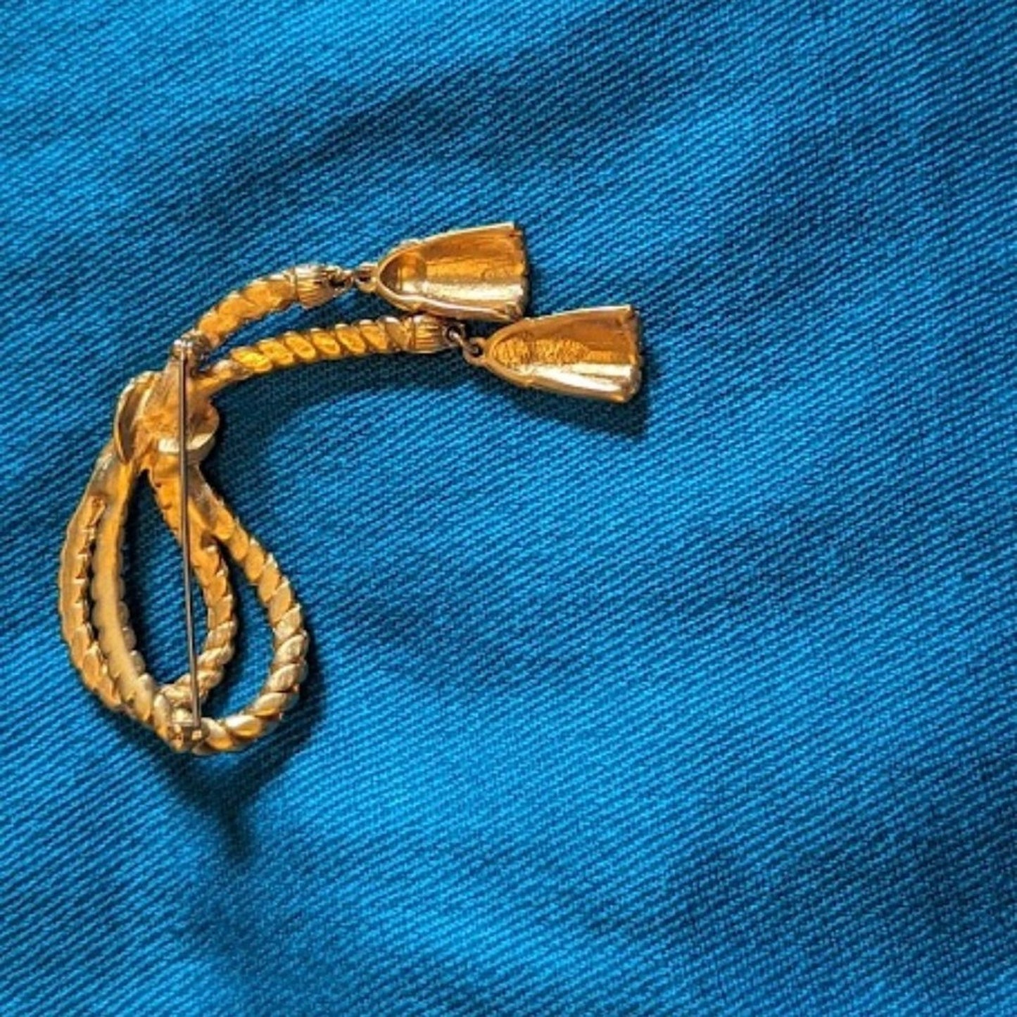 Vintage Textured Gold Tone Rope Lasso and Tassel Brooch