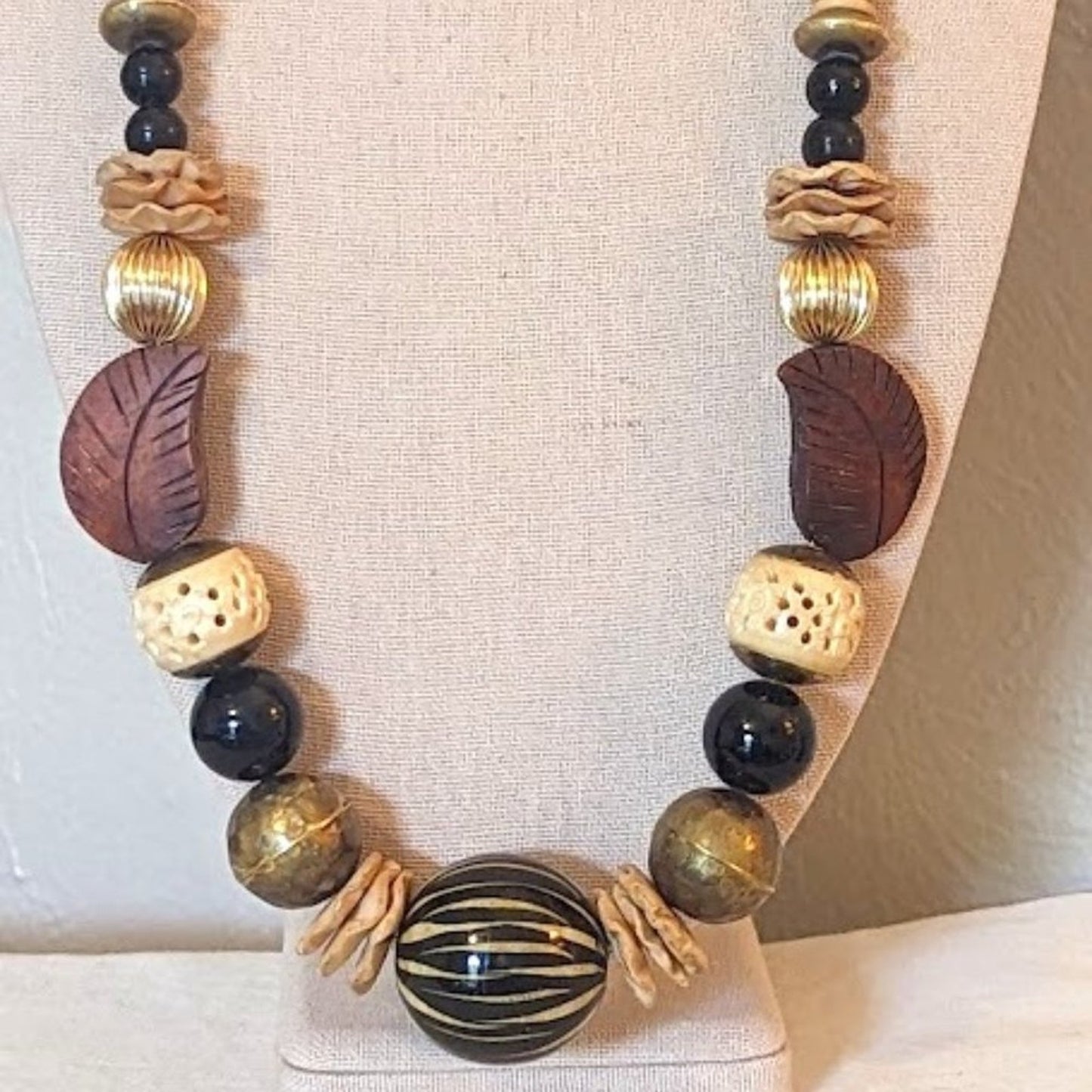 Vtg Tribal Chunky Wood Carved Leaf Multi-Bead 24" Gold Tone Hook Clasp Necklace