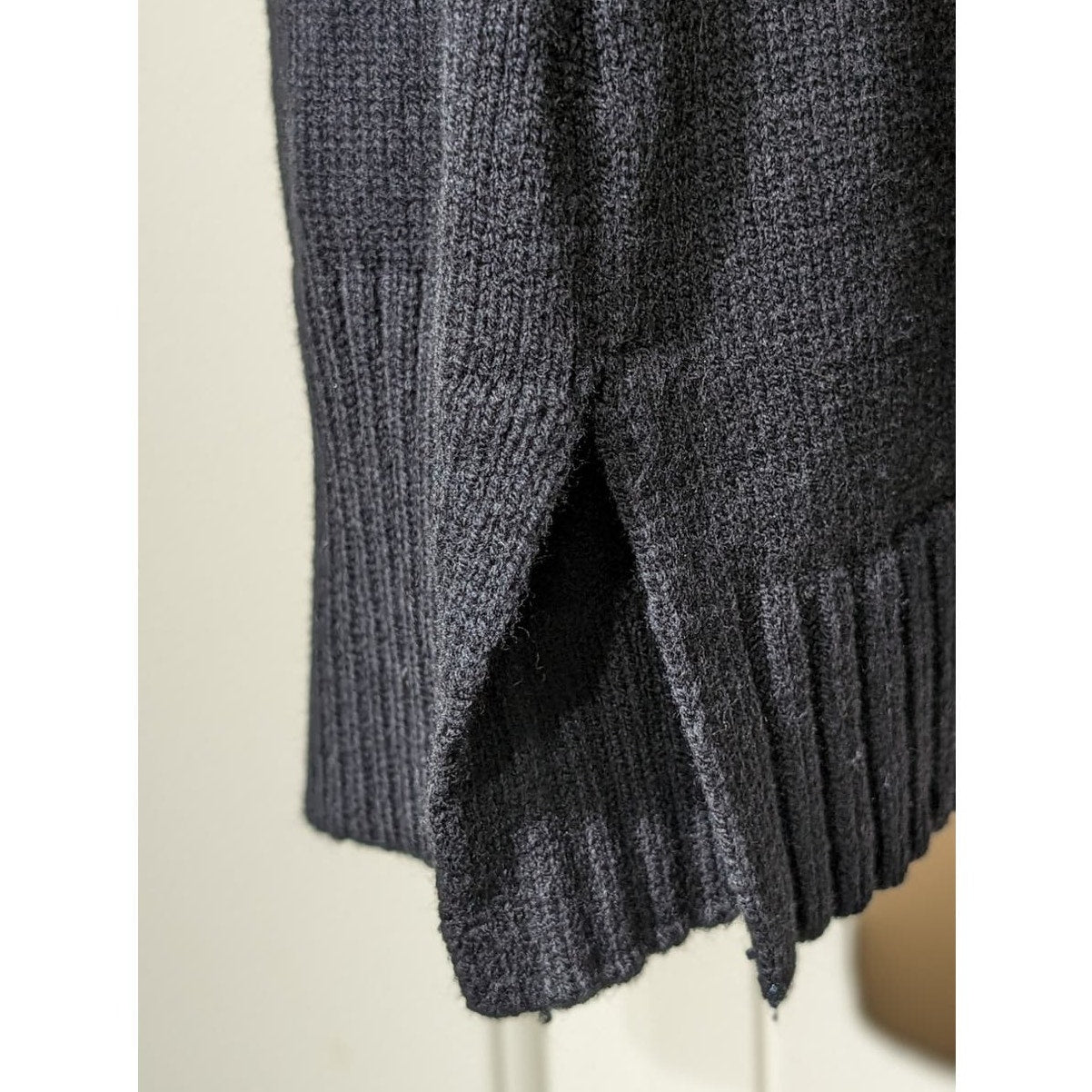 Isaac Mizrahi Live Black Round Yoke Notched Hem Sweater Womens Sz M