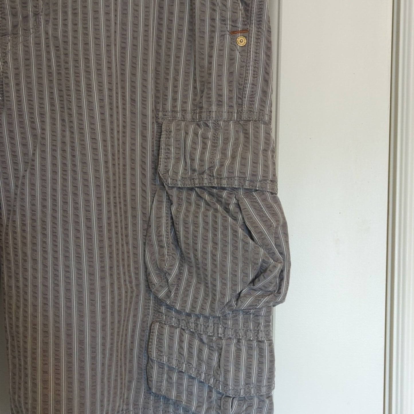 Tommy Bahama Jeans Seersucker Striped 100% Cotton Cargo Shorts Men's Size 35