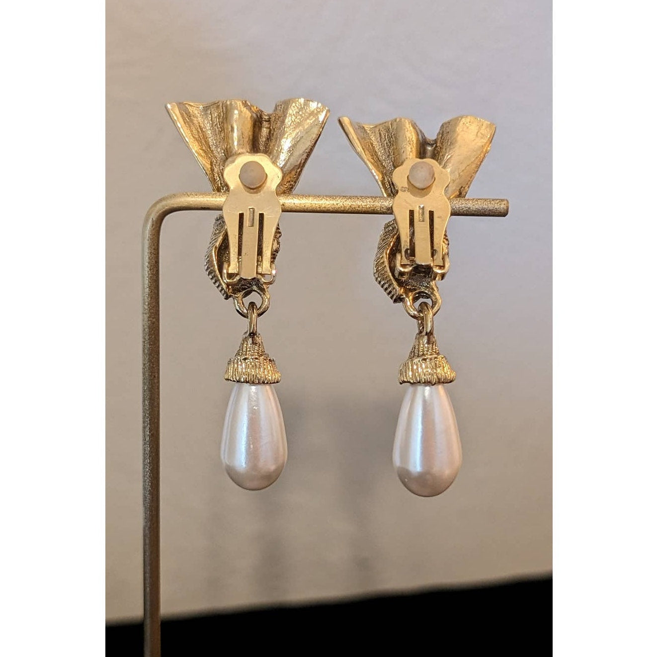 Vintage 80s Knotted Fan & Faux Teardrop Pearl Drop Clip On Bold Statement Earrings