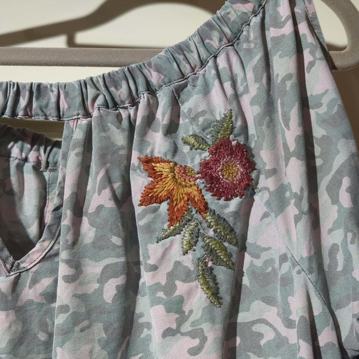 Billy T Camo Boho Embroidered Button Down Back Raw Edge Top Womens Sz M
