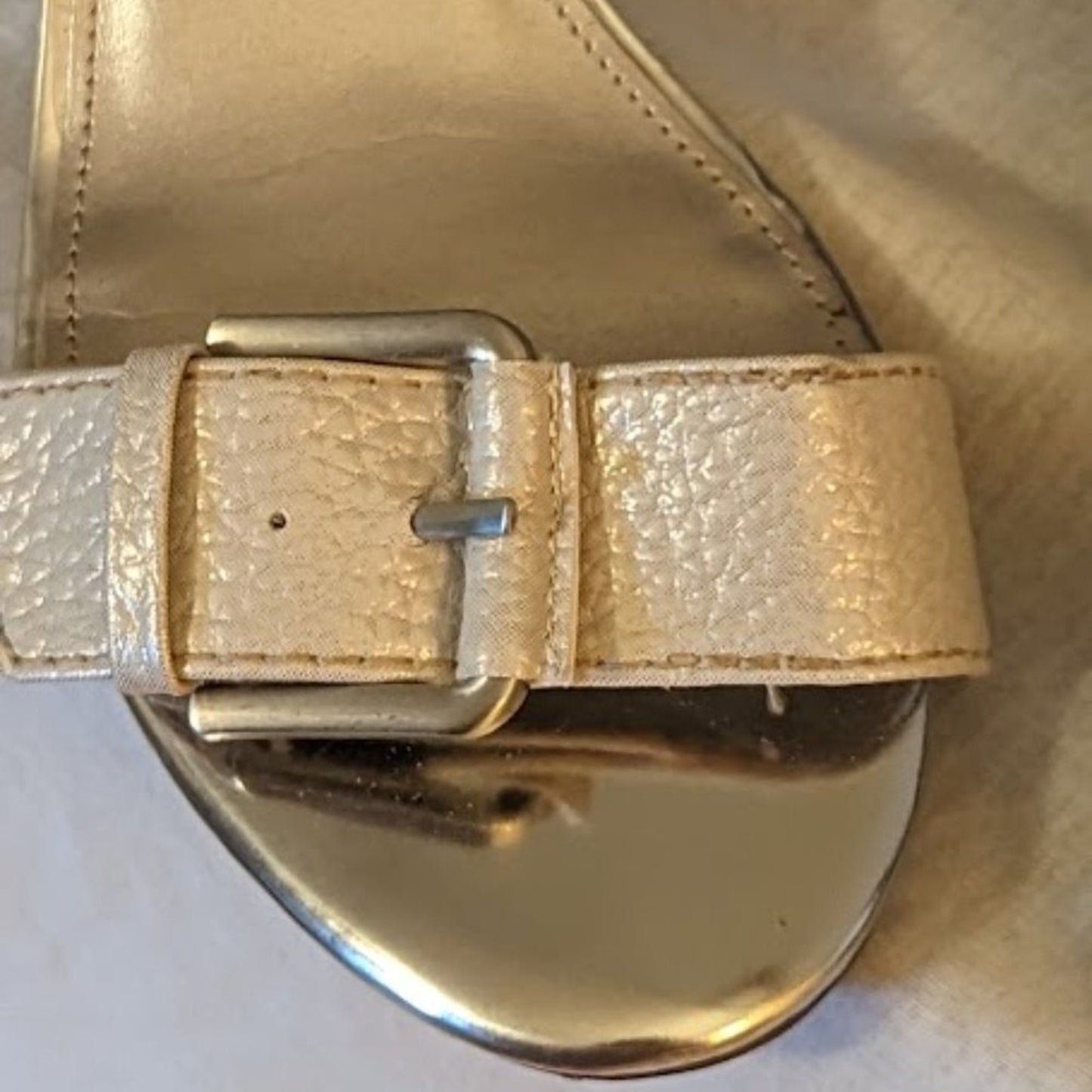 Bandolino Metallic Cream Buckle Chunky Heel Ankle Strap Sandal Size 8M