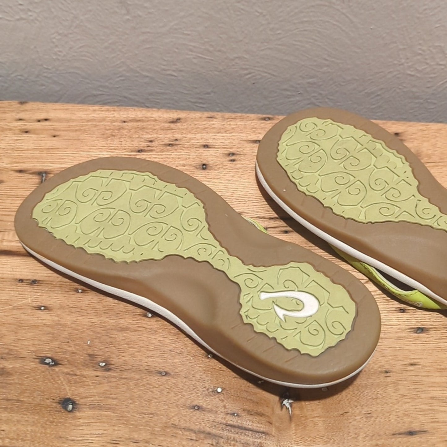 OluKai Bright Green Leather Flip Flop/Sandal Women's Size 5