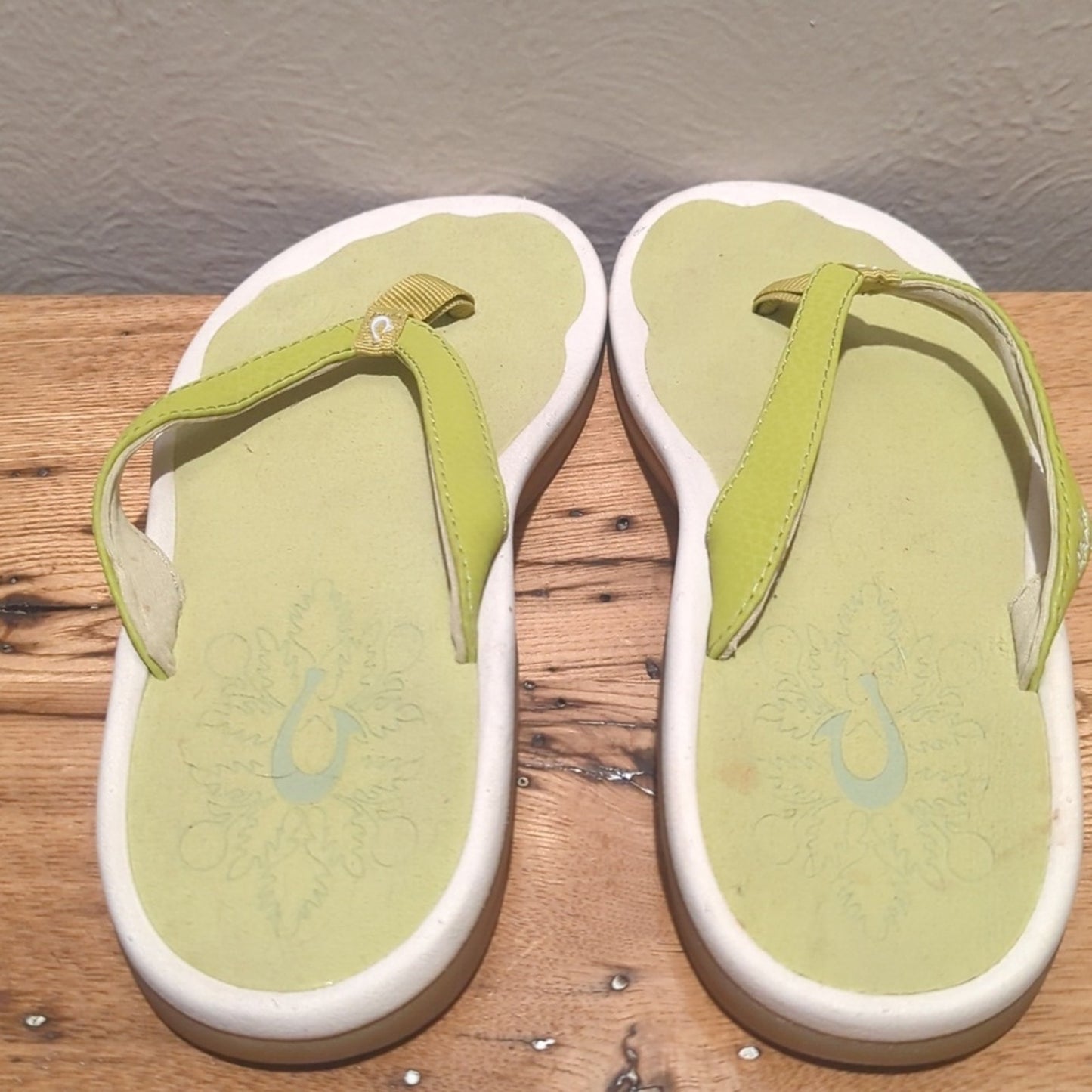 OluKai Bright Green Leather Flip Flop/Sandal Women's Size 5